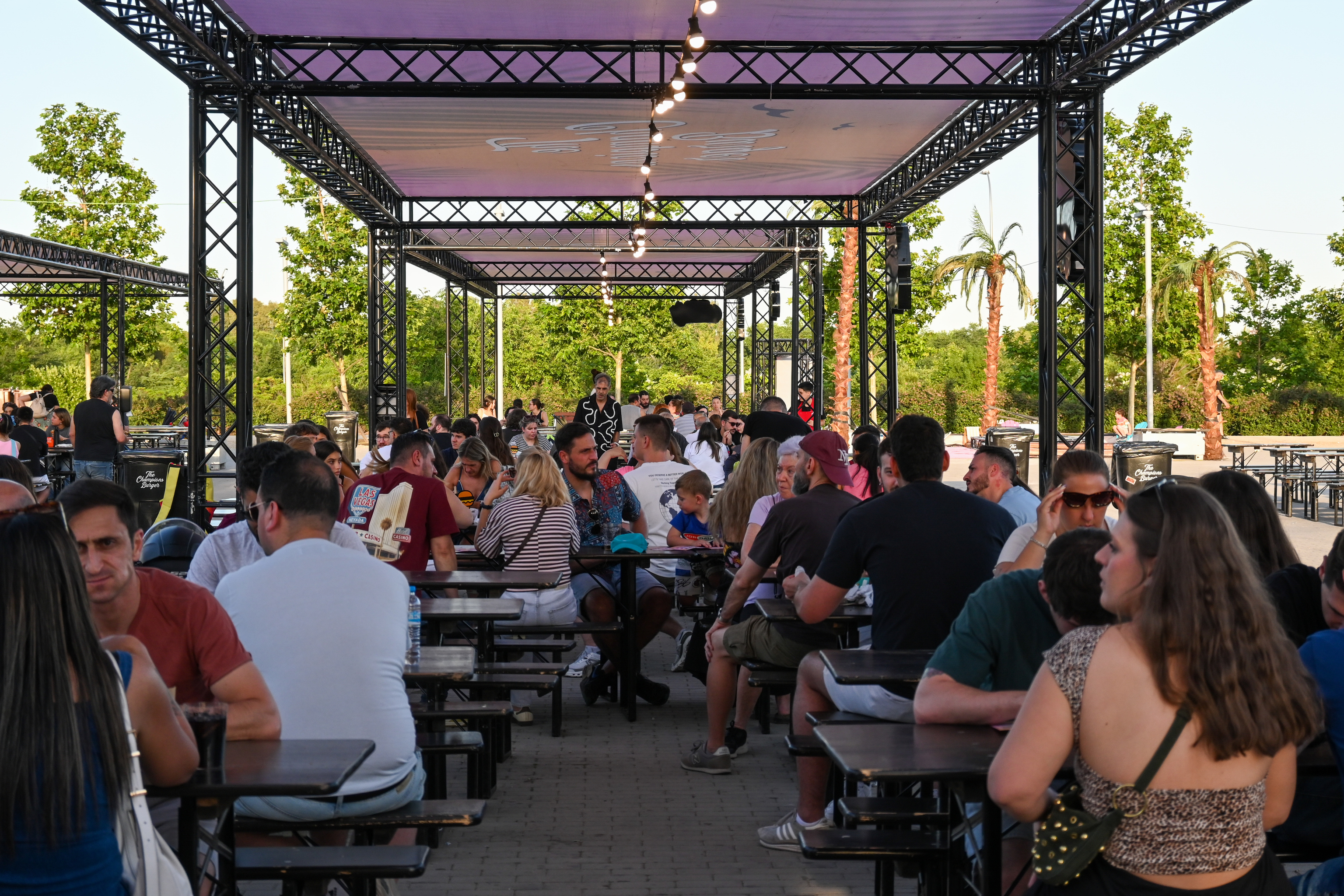 Los visitantes del festival degustando las hamburguesas.