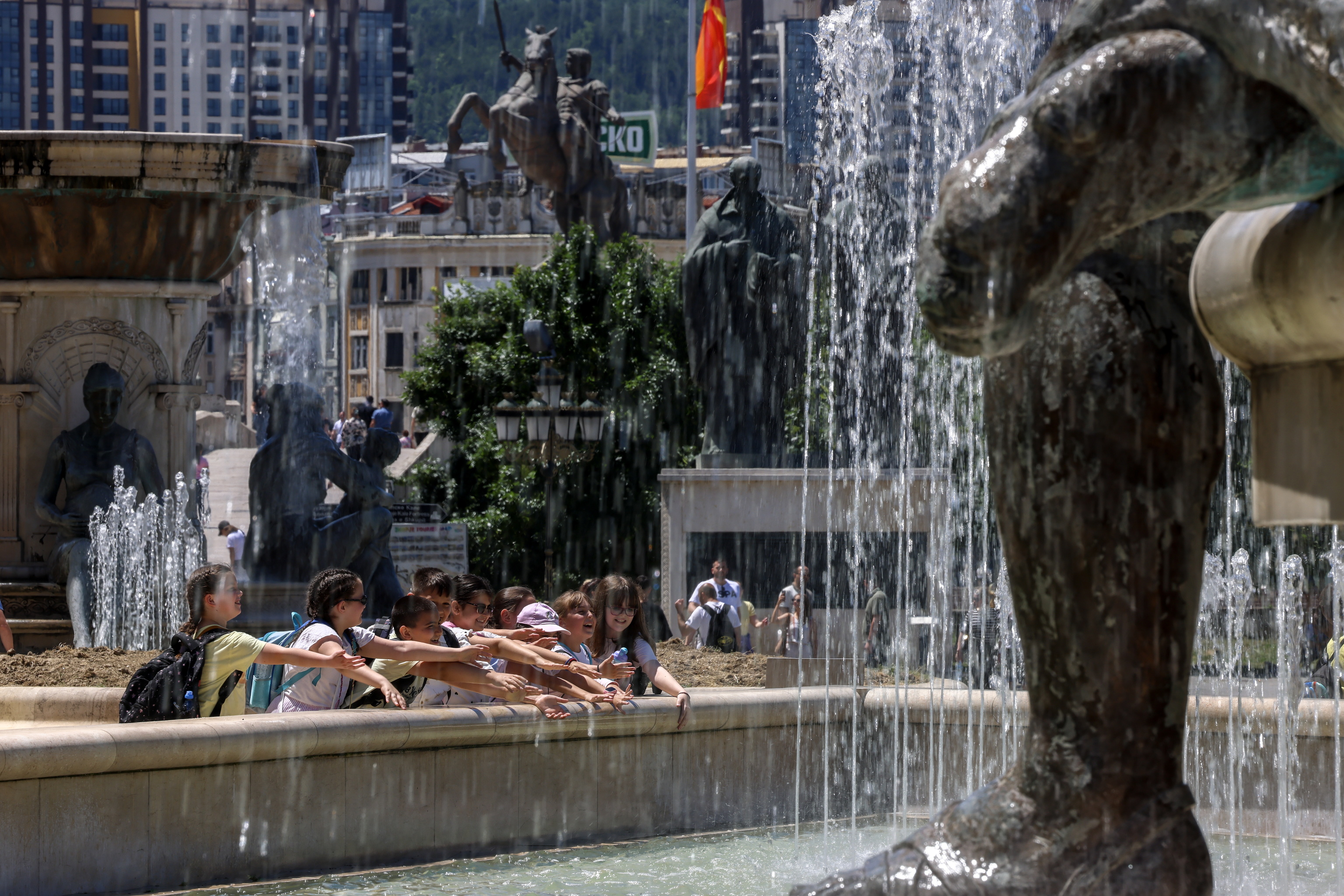 Niños refrescándose en una fuente en Skopje(Macedonia).