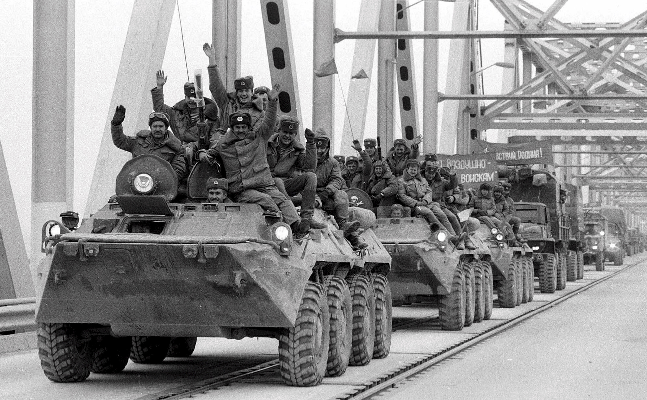 Soldados soviéticos celebran la retirada de Afganistán en el año 1989.