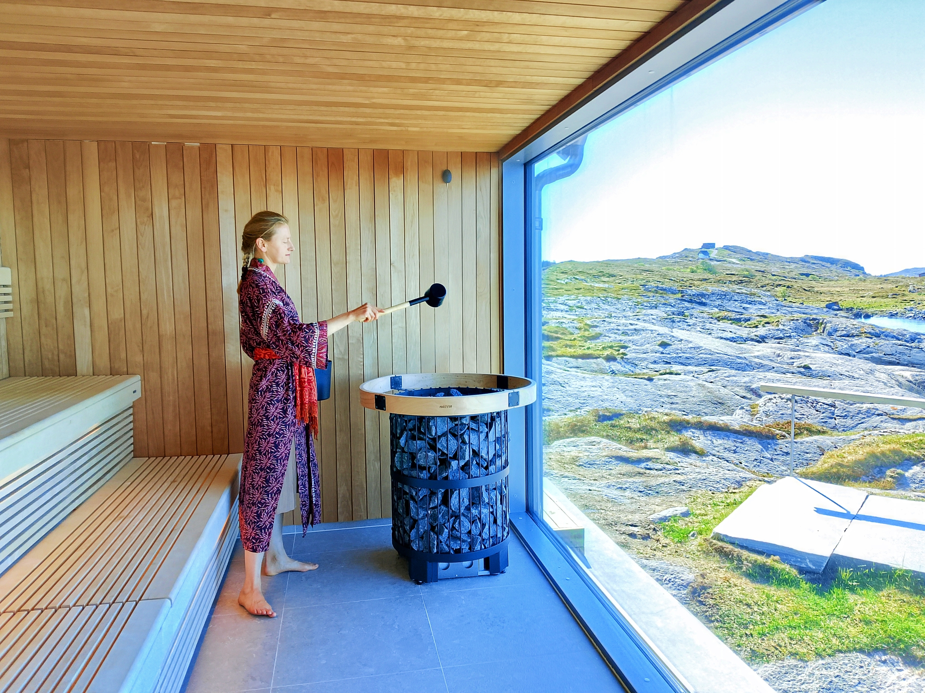 La instructora de 'wellness', en un ceremonial en la sauna.