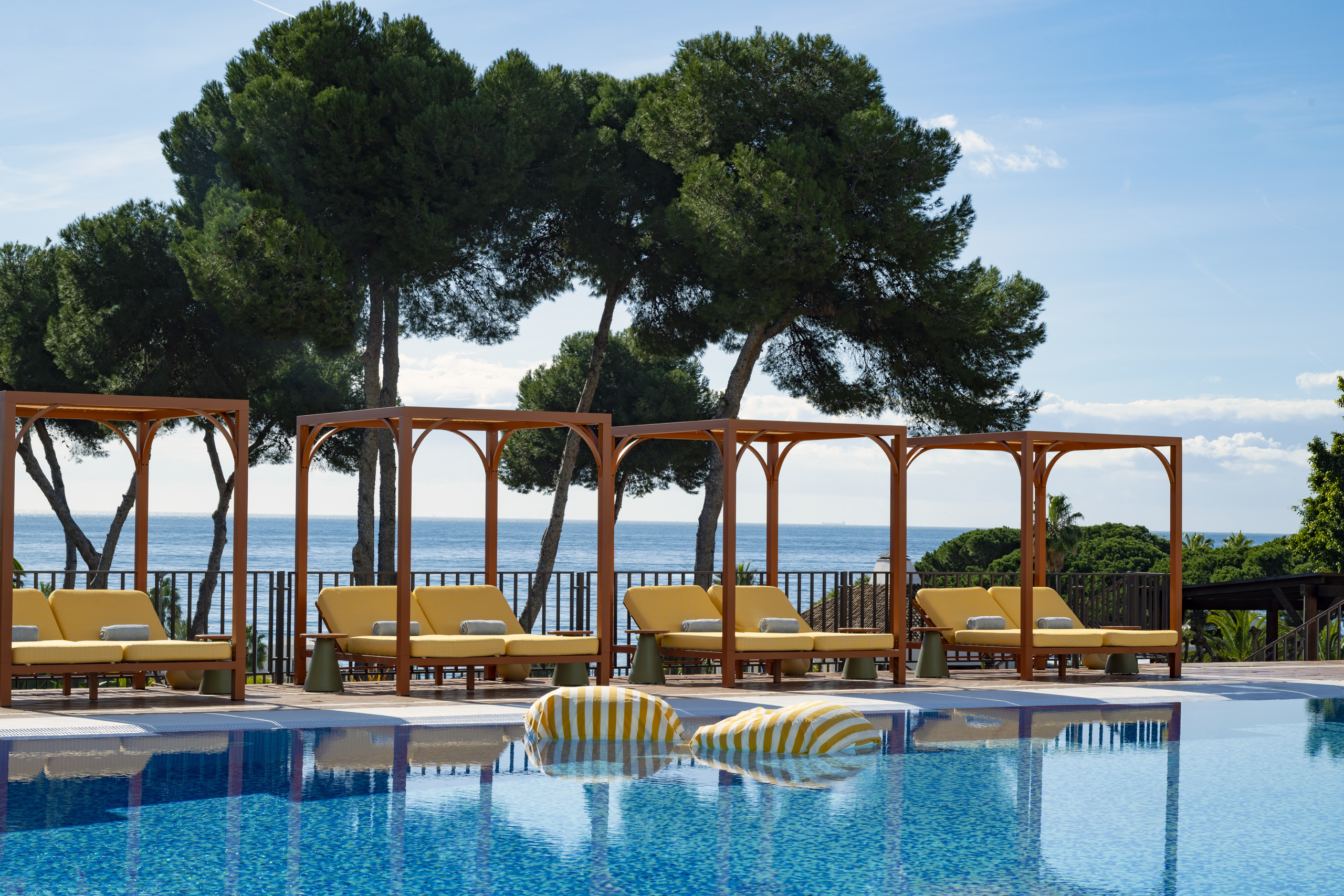 La piscina del Don Carlos, un hotel con acceso a la playa.