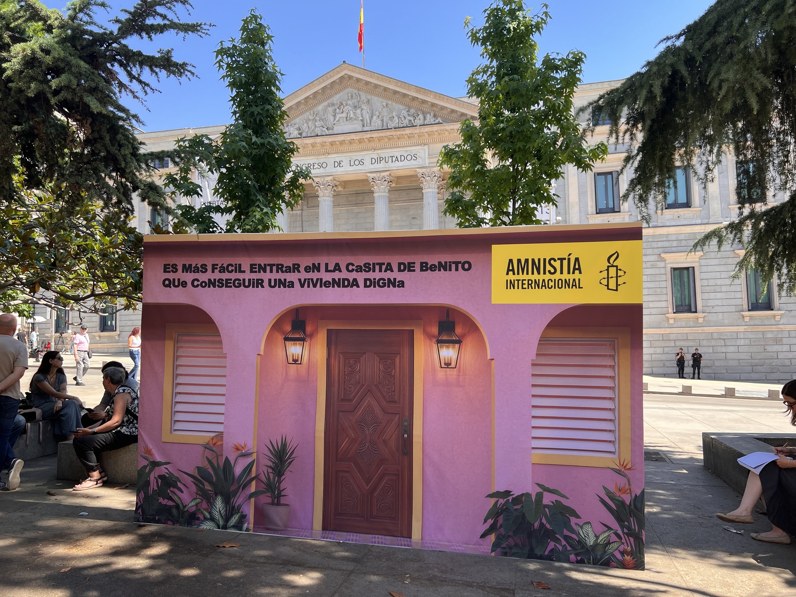 Cartel con ilustración de la casita de Bad Bunny en protesta de la crisis de vivienda