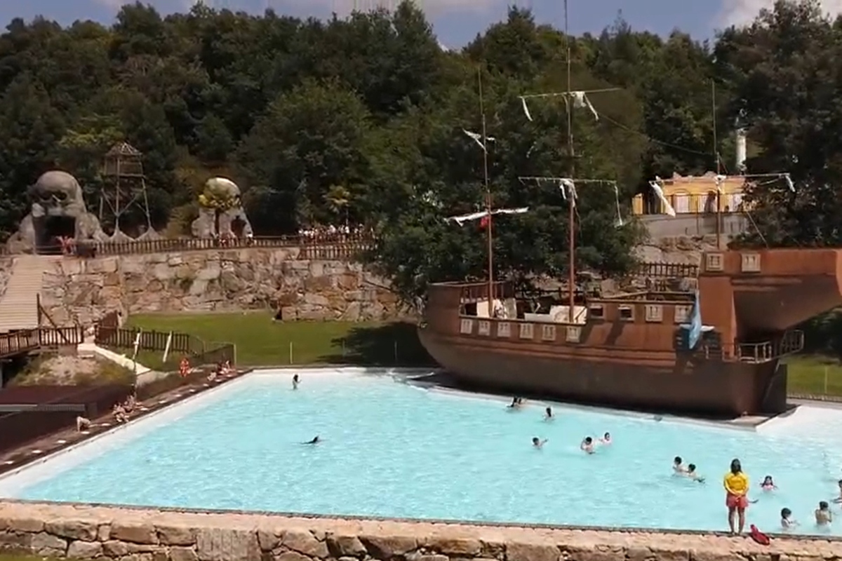 Parece Disneyland, pero está cerca de Galicia: un parque ideal para niños con piscinas, toboganes y entradas desde 14 euros