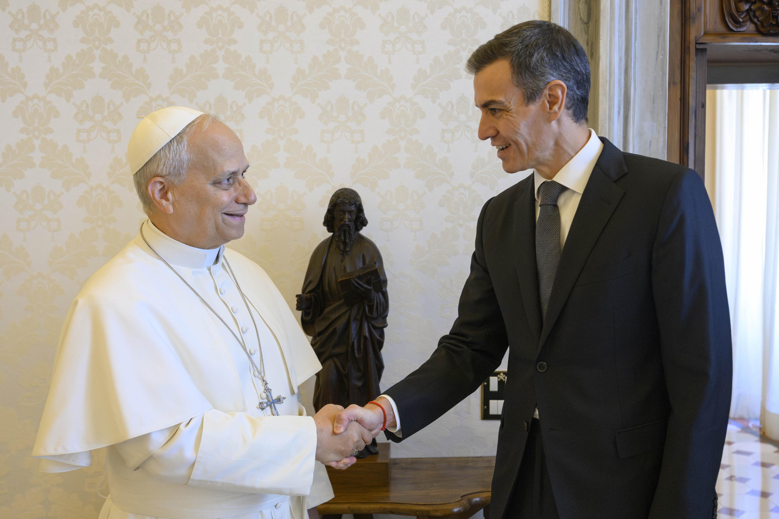 Pedro Sánchez estrecha la mano del Papa en el Vaticano.