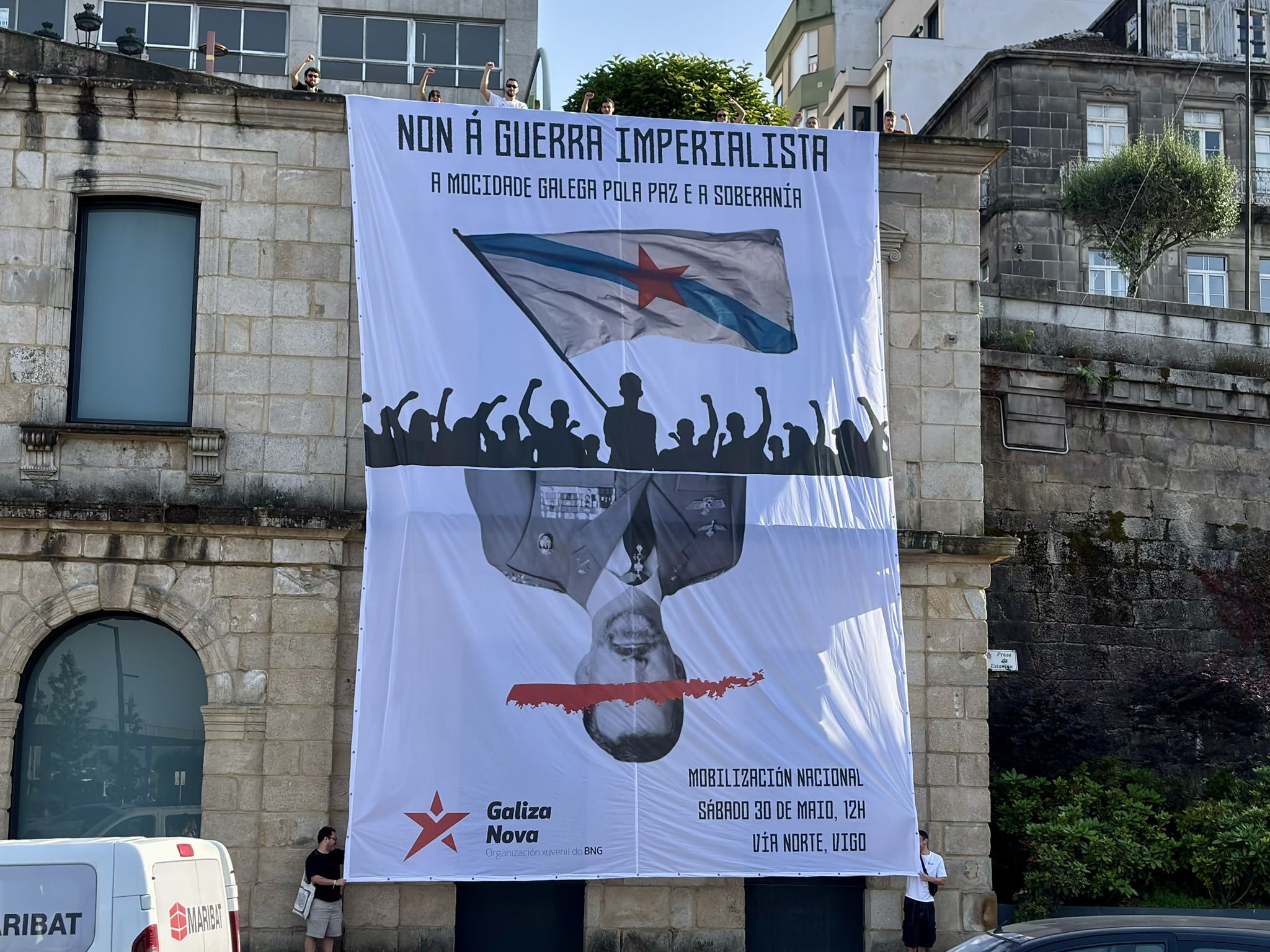 La pancarta desplegada por Galiza Nova.