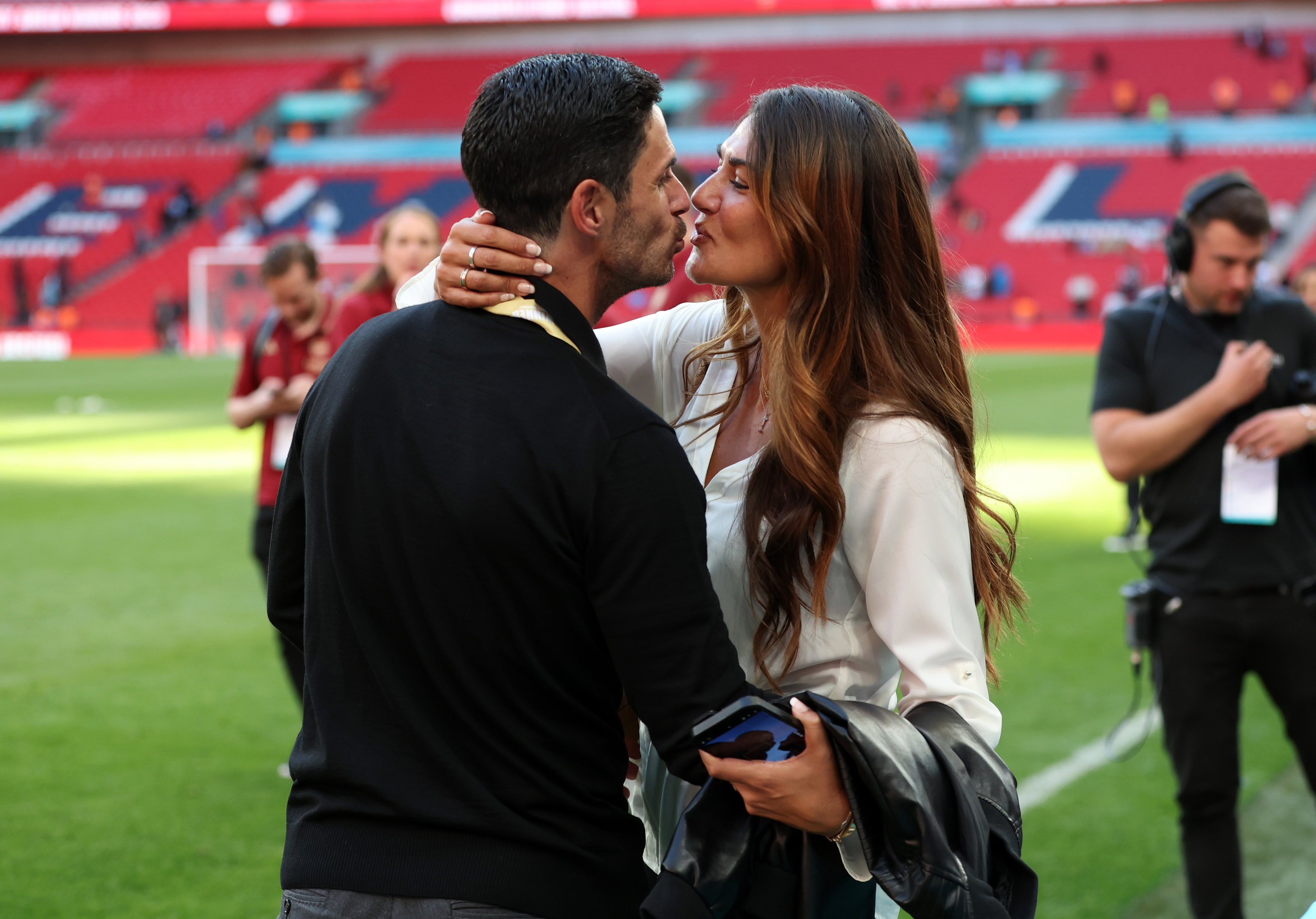 Lorena Bernal besa a su marido, Mikel Arteta, tras la victoria del Arsenal en la Community Shield en 2023.