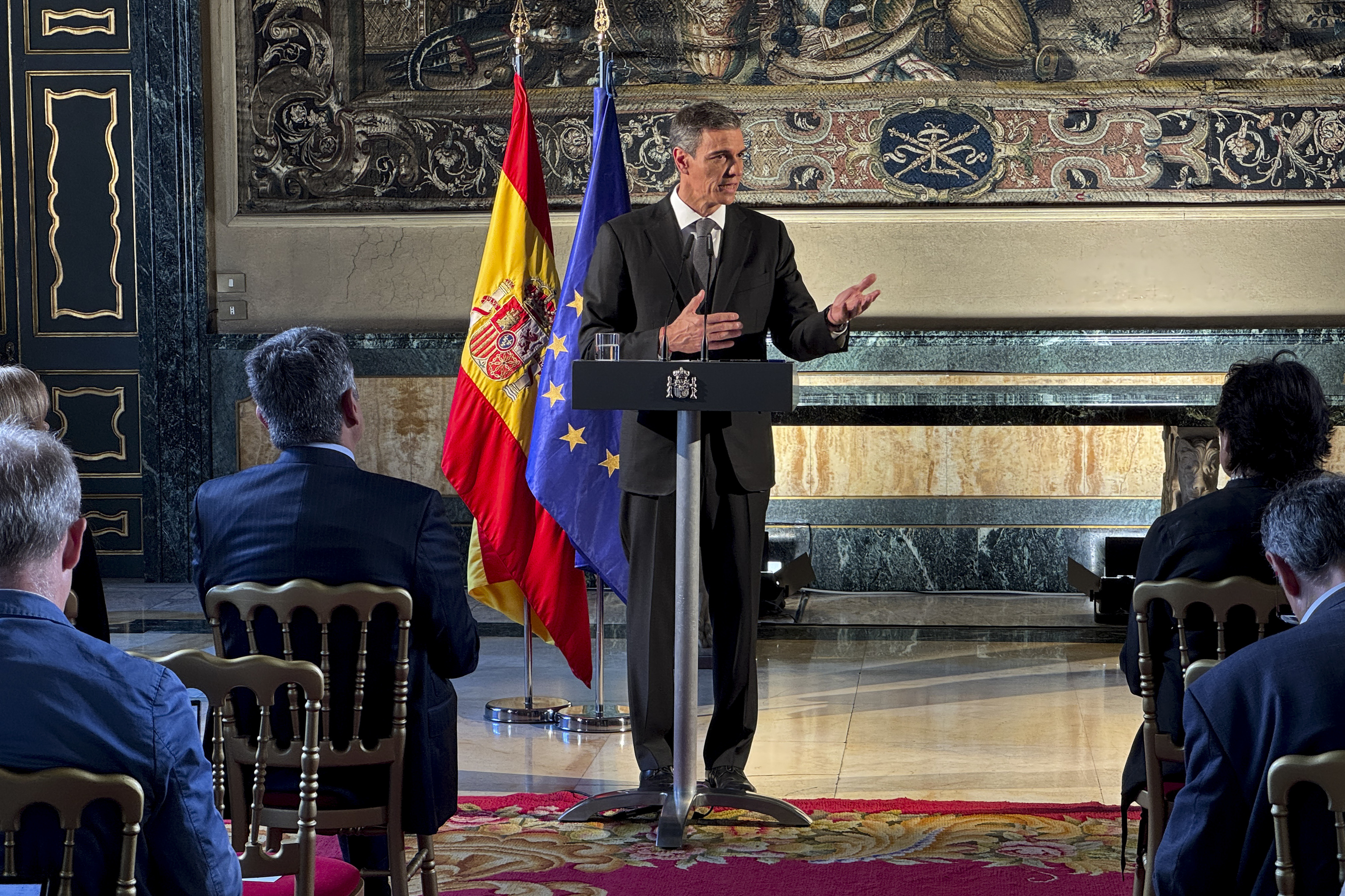 Sánchez comparece ante la prensa tras su reunión con el Papa.