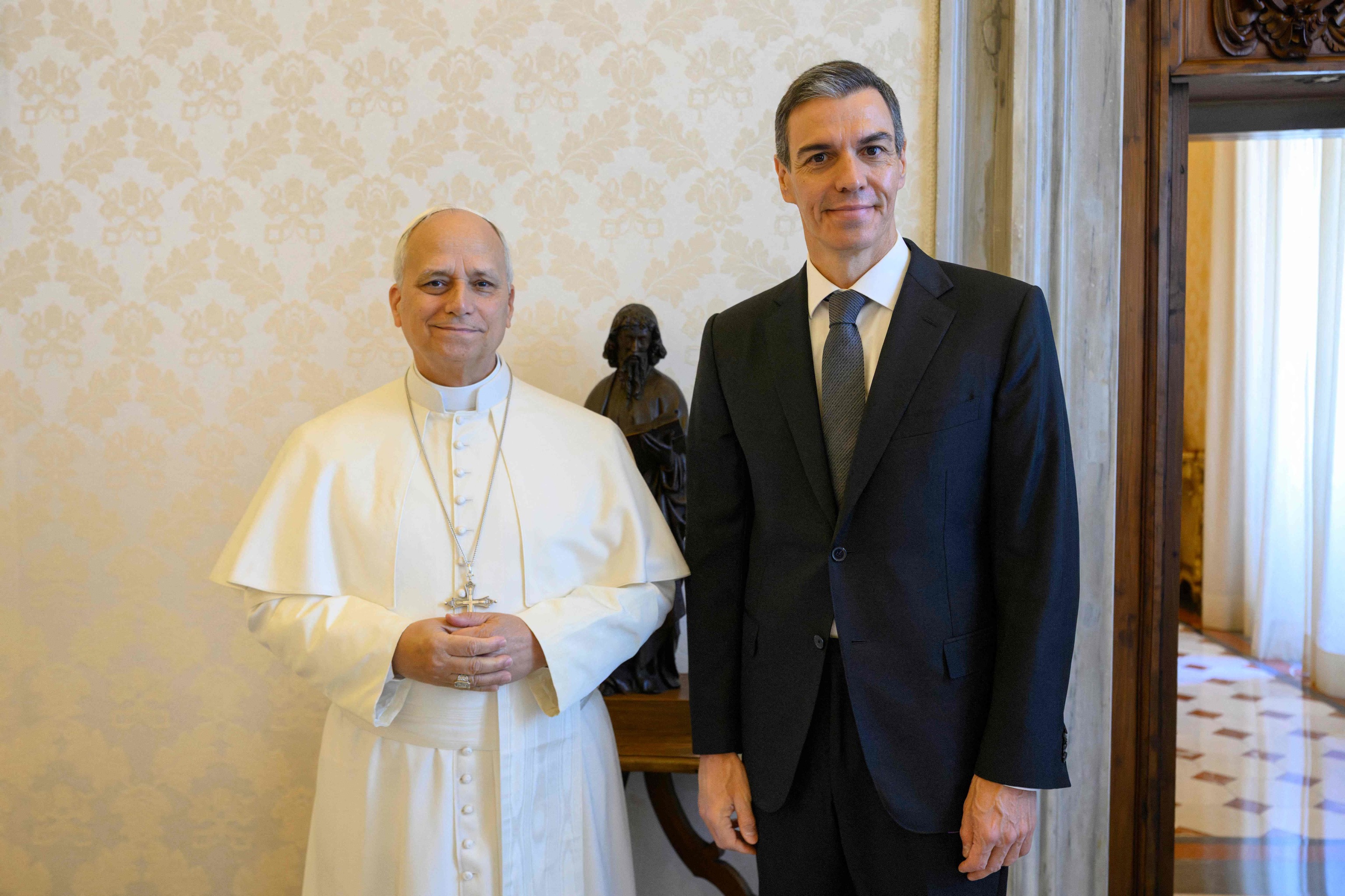 El presidente Sánchez junto al Papa.