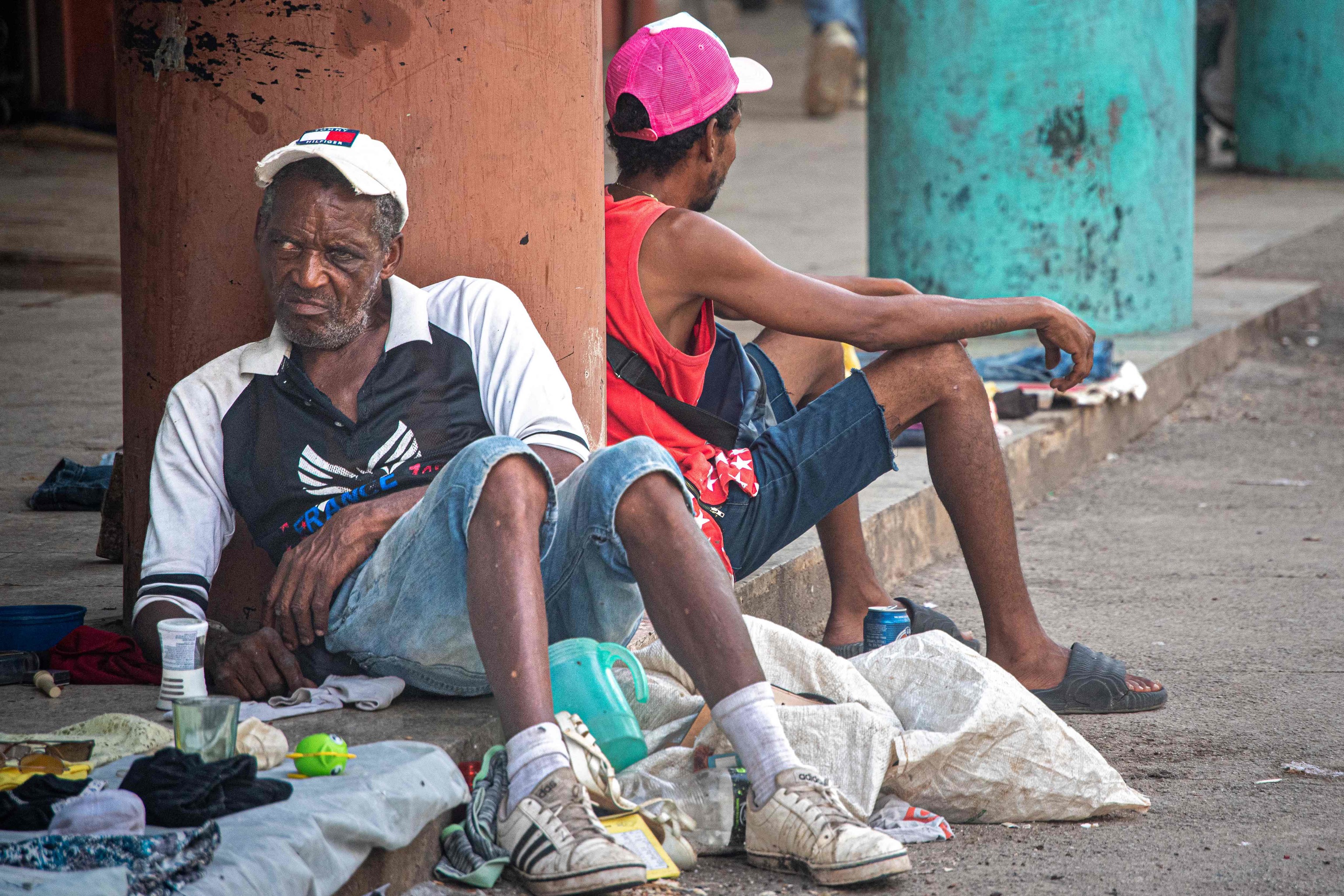 Un hombre vende objetos recuperados de la basura en La Habana.