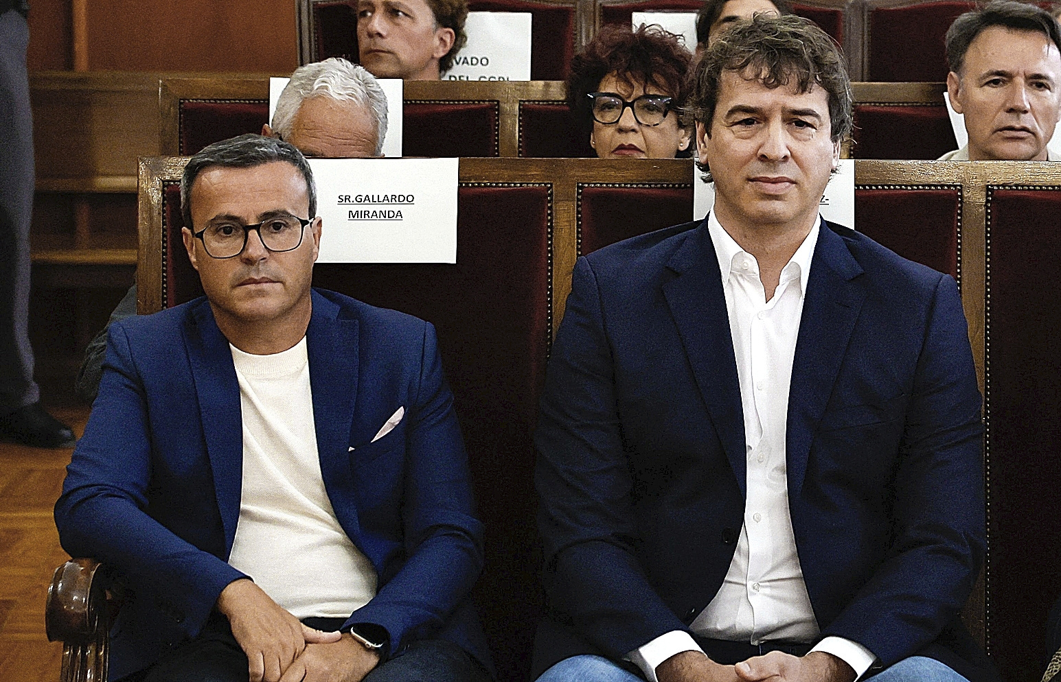 Miguel Ángel Gallardo (ex líder del PSOE extremeño) y el hemano del presidente del Gobierno, David Sánchez, en la Audiencia Provincial de Badajoz.