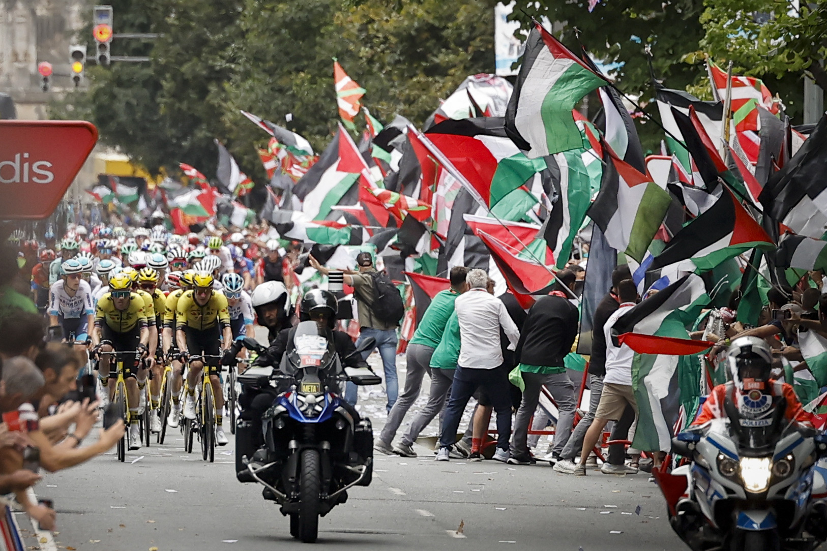 La cabeza del pelotón circula por la Gran Vía de Bilbao durante las protestas propalestinas en la Vuelta Ciclista a España.
