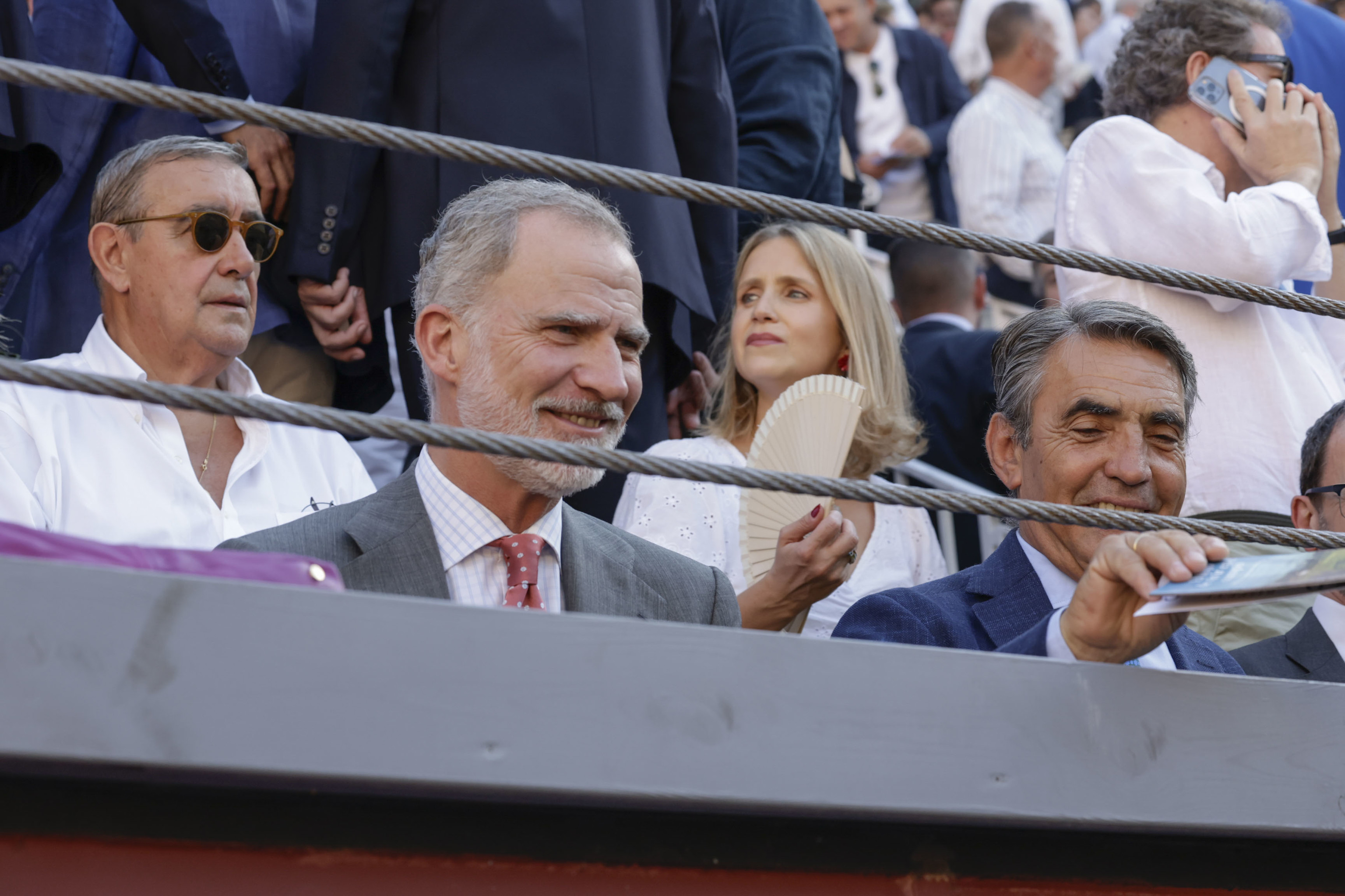 El Rey junto al ganadero Victorino Martín, que ejerció como asesor durante la tradicional Corrida de la Prensa.