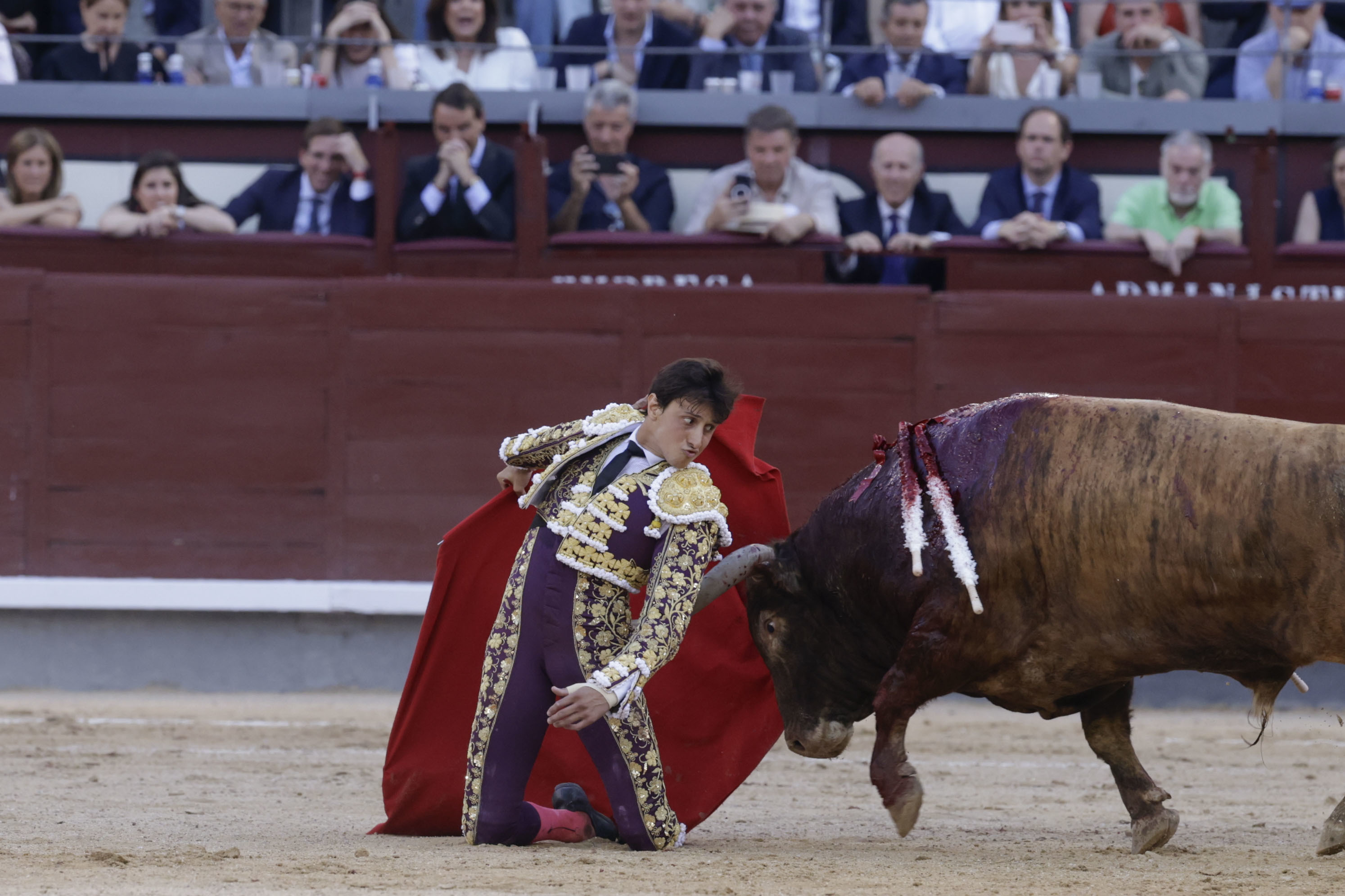 Pase camiado por la espalda de rodillas de Roca Rey al quinto toro