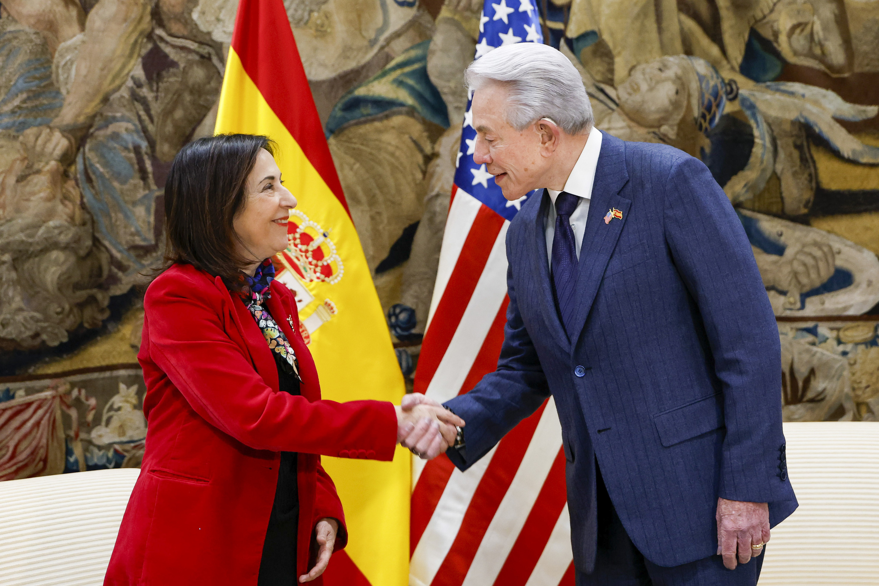 El embajador de EEUU, Benjamin León, saluda a la ministra Margarita Robles.