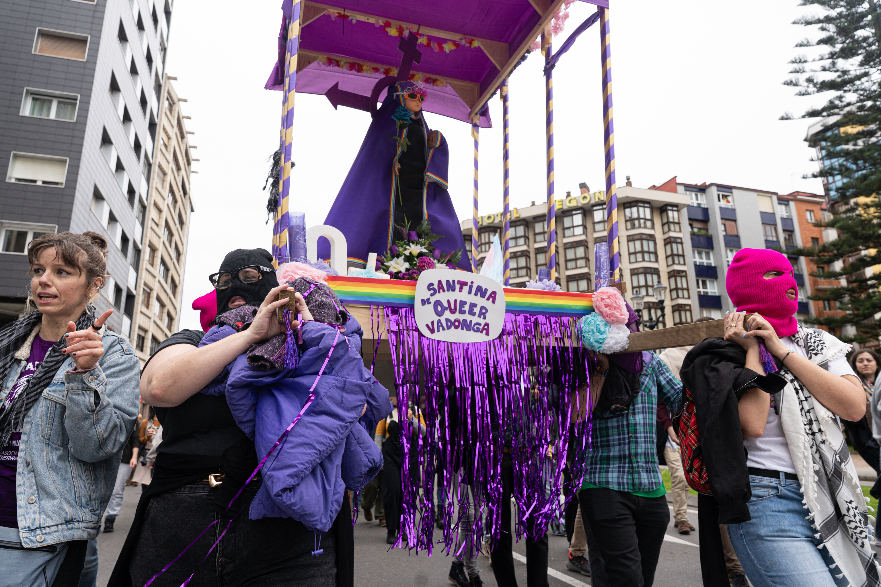Varias personas llevan a la 'Santina Queer'.