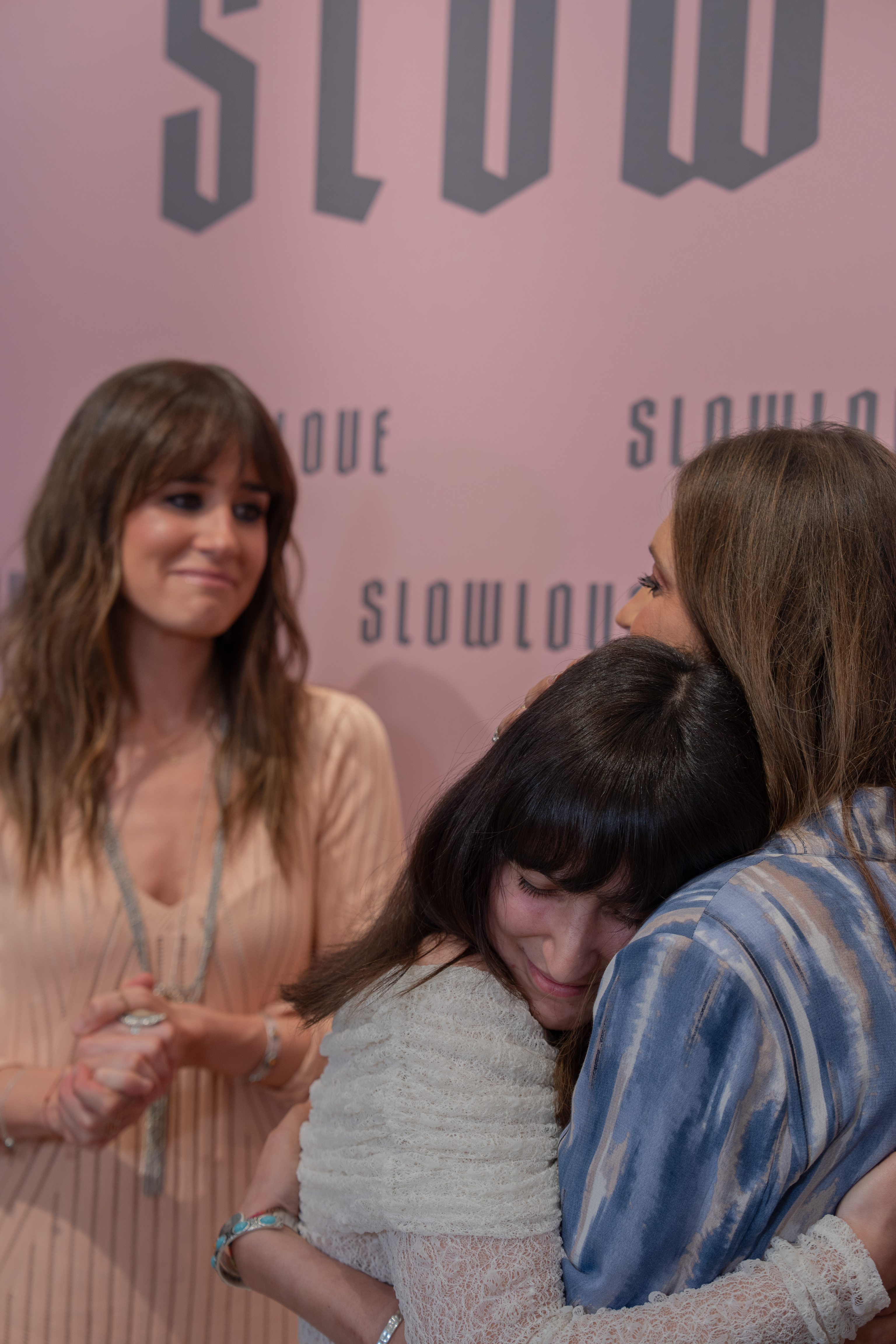 Sara Carbonero abraza a Luisa Negre, en la inaguración de la séptima tienda de Slowlove.