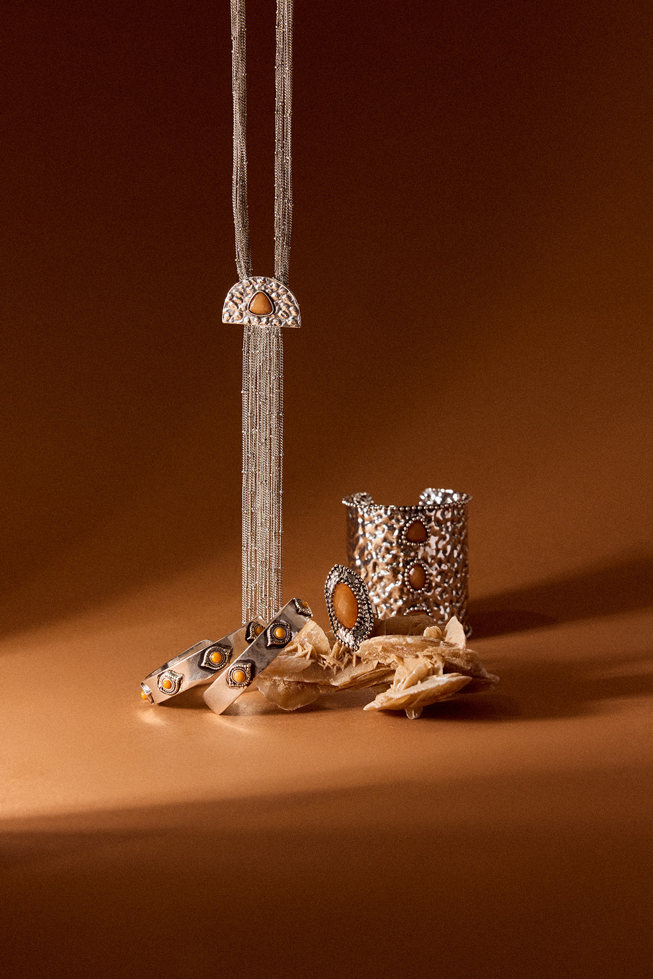Piezas de la primera colección de bisutría de Slowlove, con el brazalete favorito de Sara Carbonero para este verano.