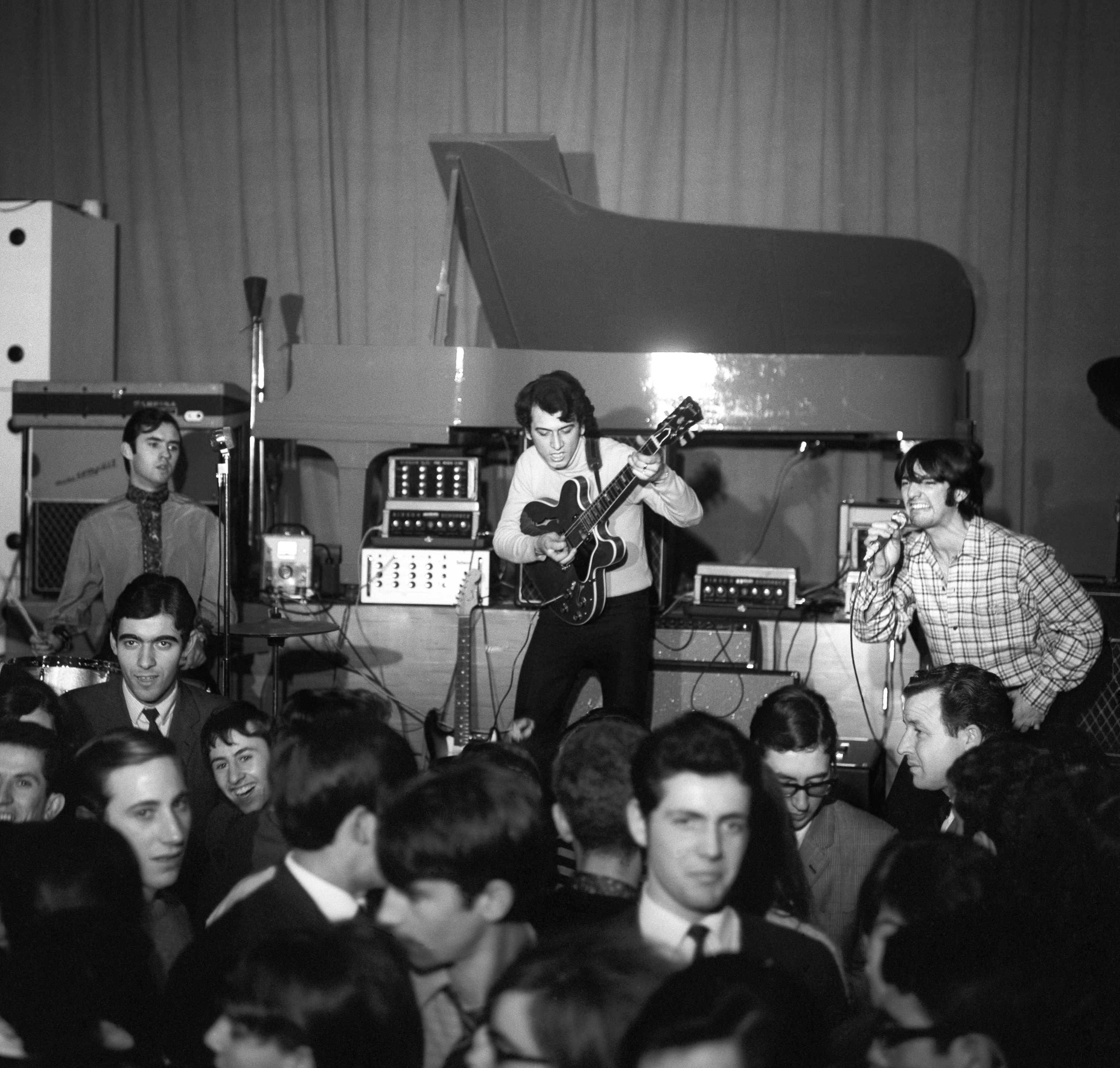 Actuación de un grupo musical en el Club Consulado, en 1966.