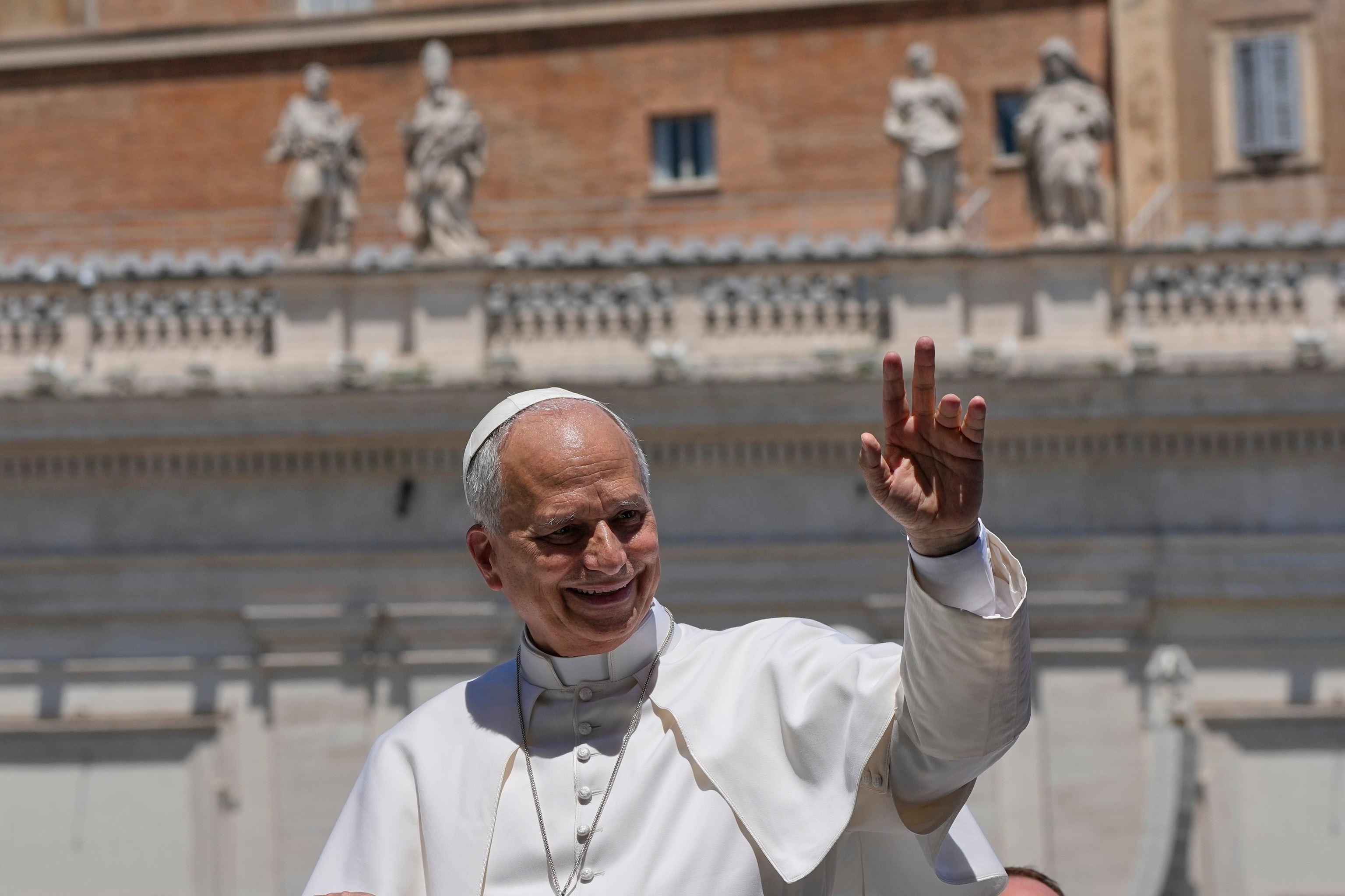 El Papa León XIV saluda en la Plaza de San Pedro, en el Vaticano.