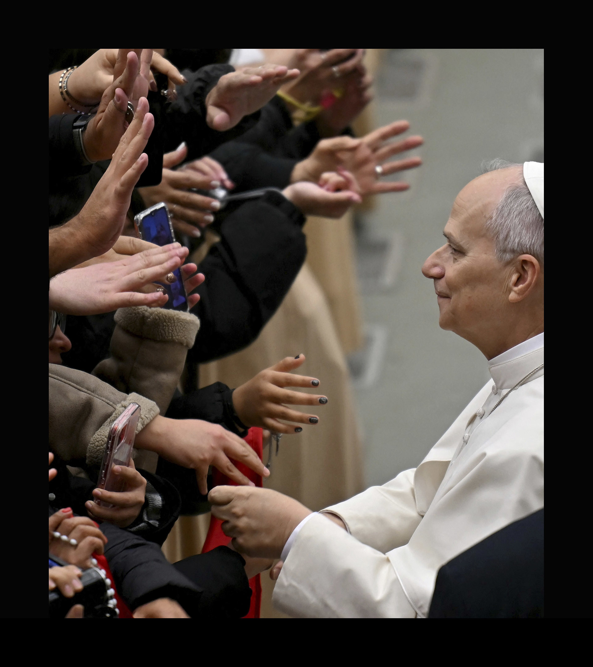 El Papa León XIV saluda a un grupo de fieles en El Vaticano.