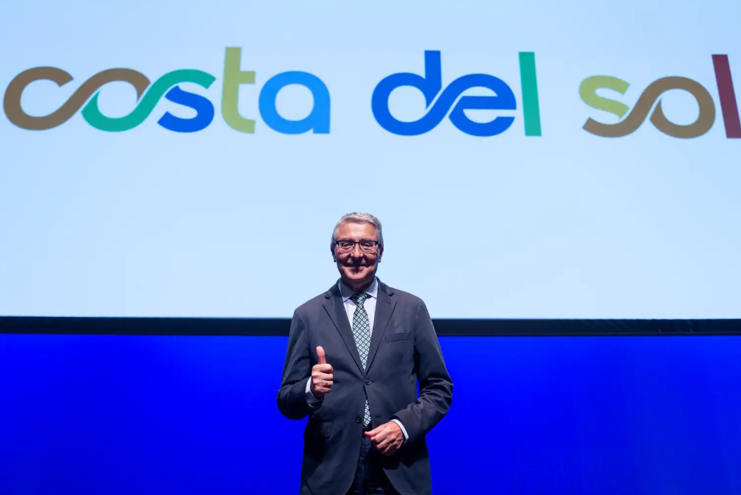 Francisco Salado, presidente de la Diputación de Málaga y de Turismo Costa del Sol, con el nuevo logo.
