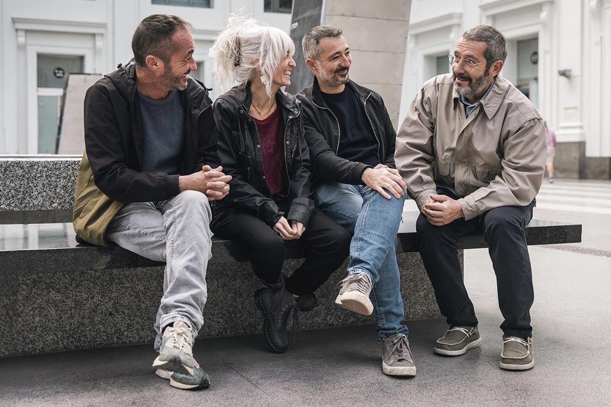 Richi, Elvira y Ramón regresan con Carles Porta a la estación en la que fueron abandonados.