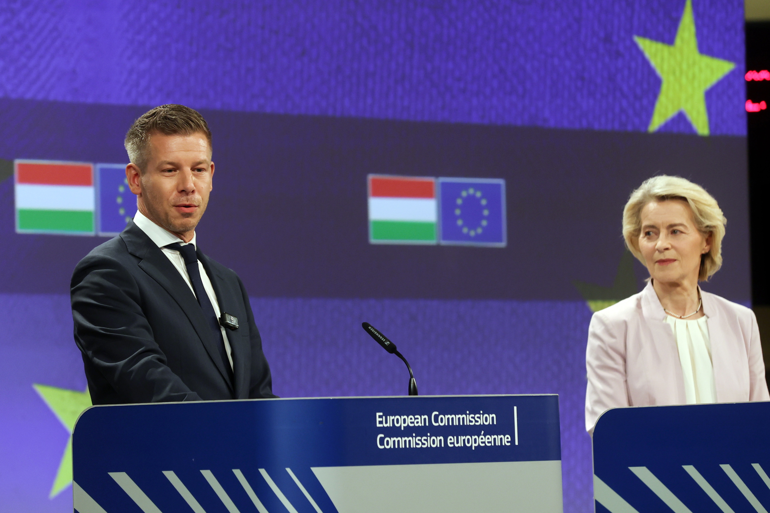 El primer ministro de Hungría, Péter Magyar, y la presidenta de la Comisión, Ursula von der Leyen, este viernes en Bruselas.