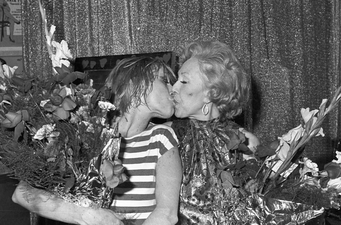 Christa Leem, besando a su madre Carmen Picot, en la Cúpula de Venus