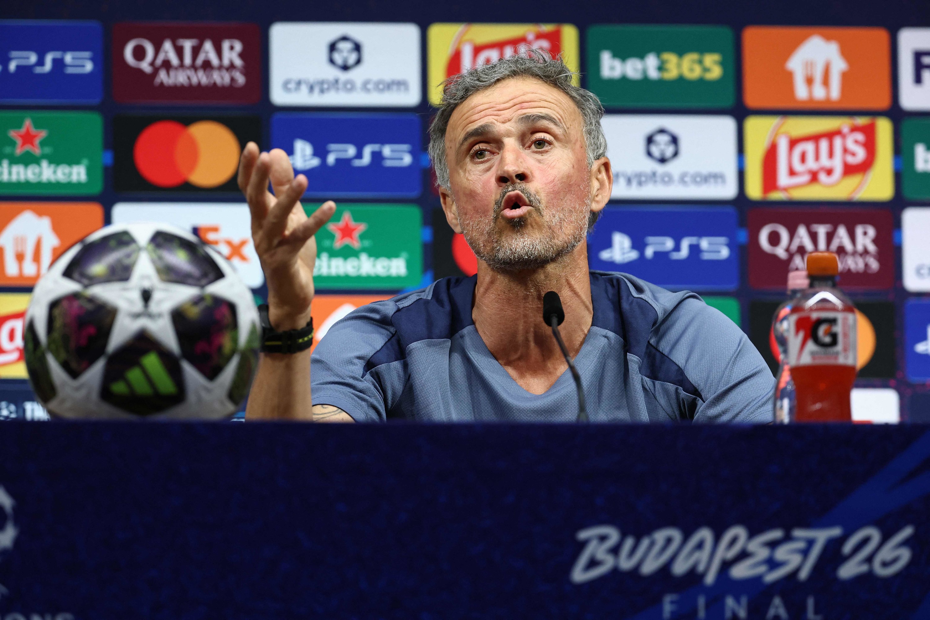 El técnico asturiano durante la rueda de prensa.