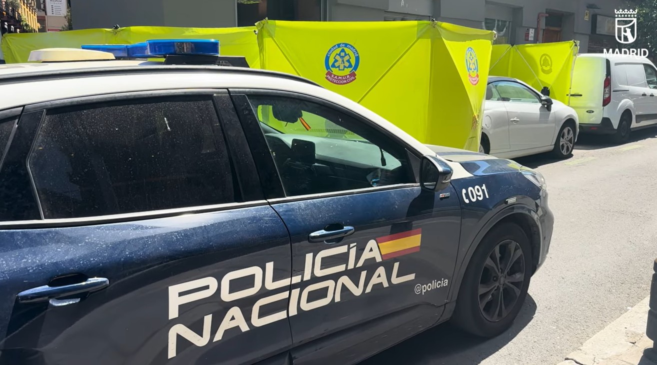 Una dotación de Policía Nacional en el lugar del suceso.