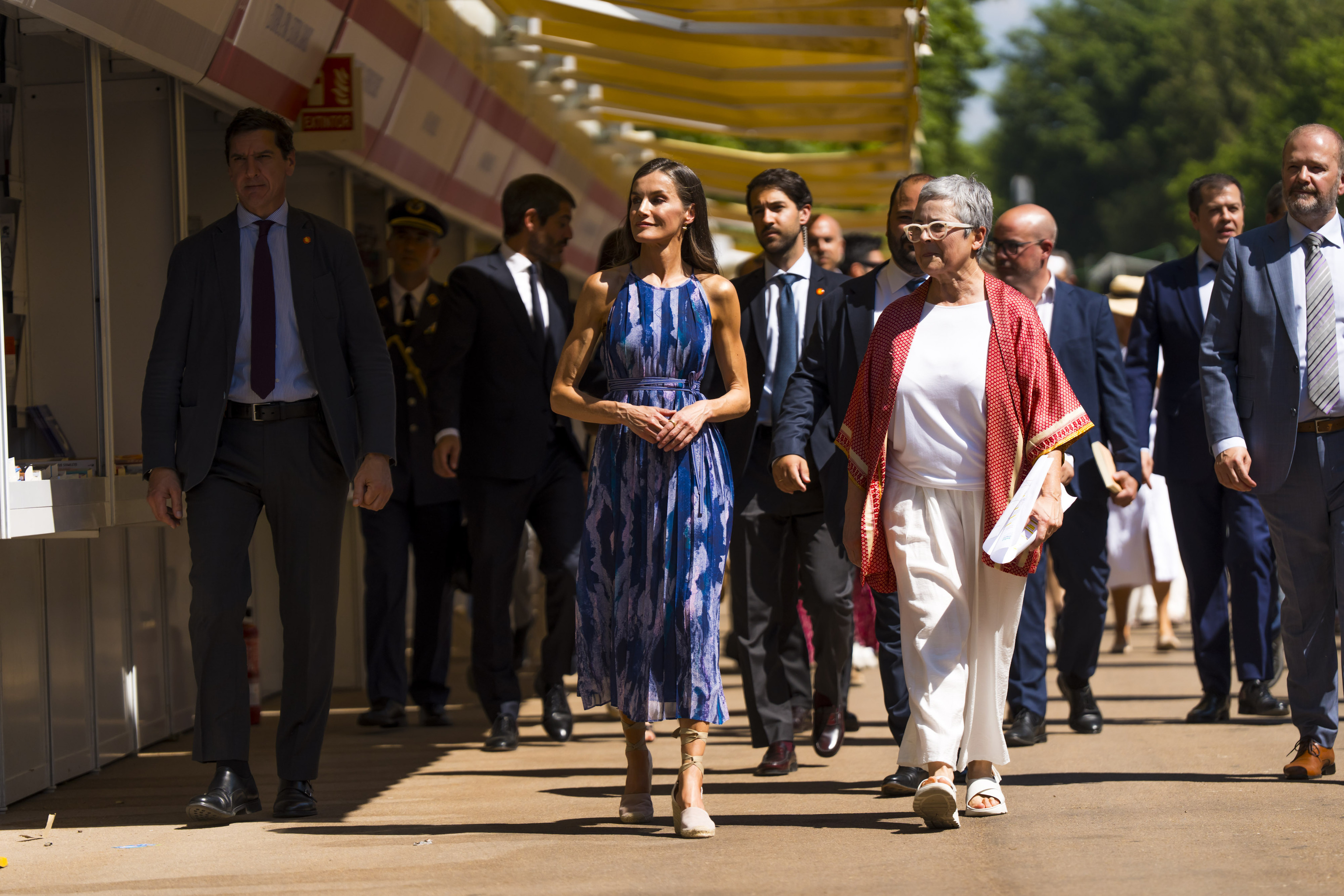 La reina Letizia, en la inauguración de la Feria del Libro, junto a su directora, Eva Orúe