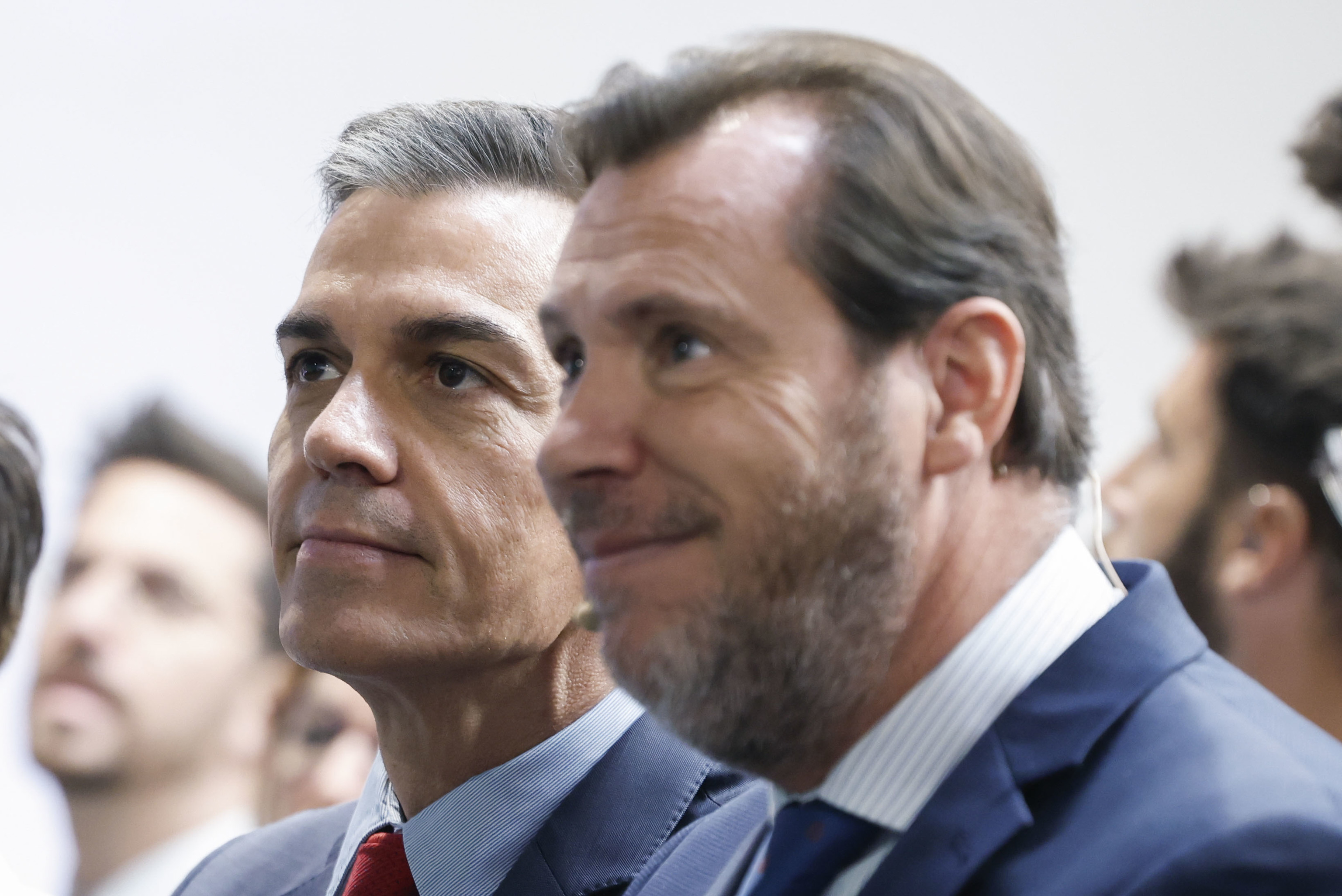 El presidente del Gobierno, Pedro Sánchez y el ministro de Transportes, Óscar Puente