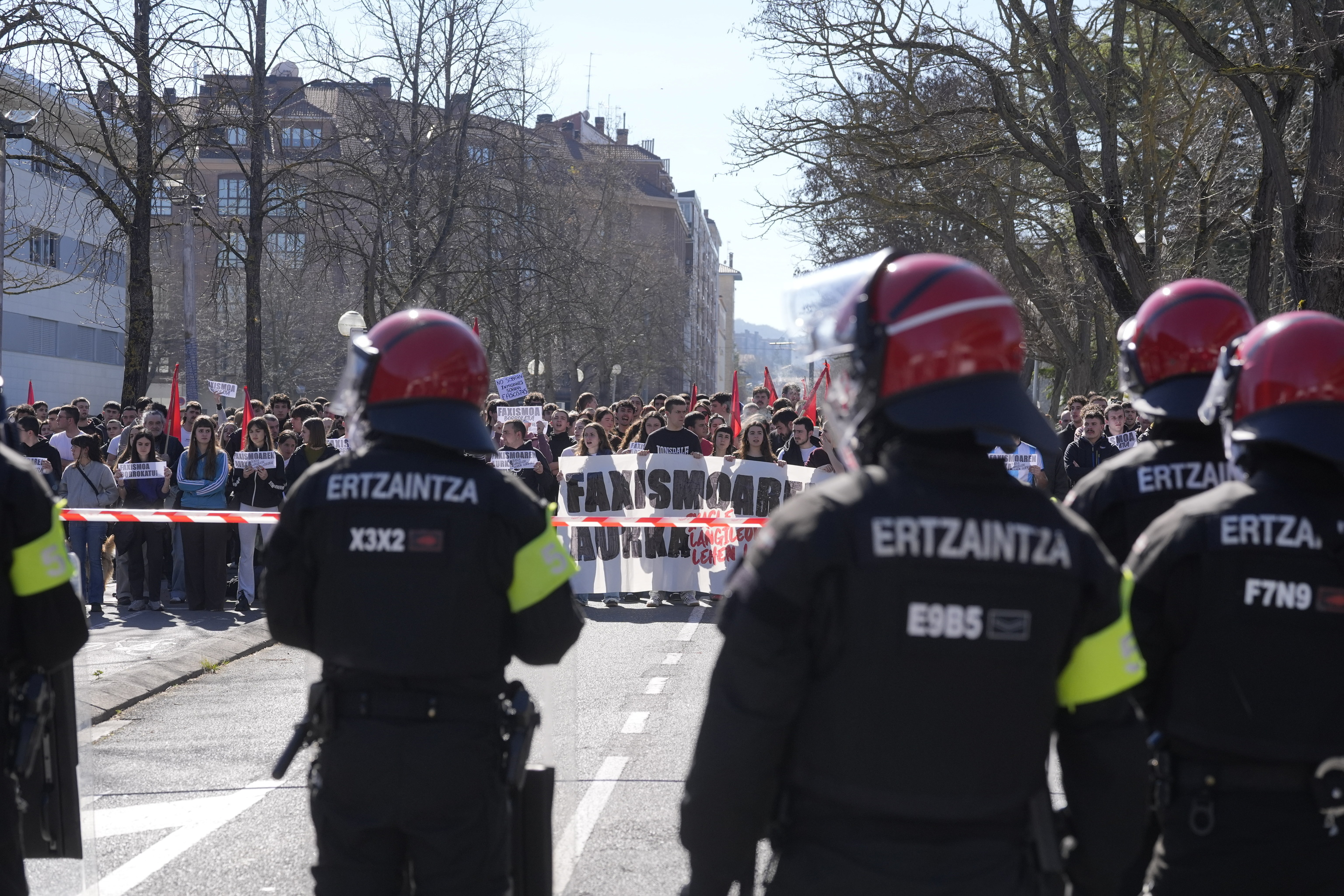 Miembros de la Brigada Móvil controlan una protesta de jóvenes radicales en el campus universitario de Álava por la celebración de un acto político de Vox.