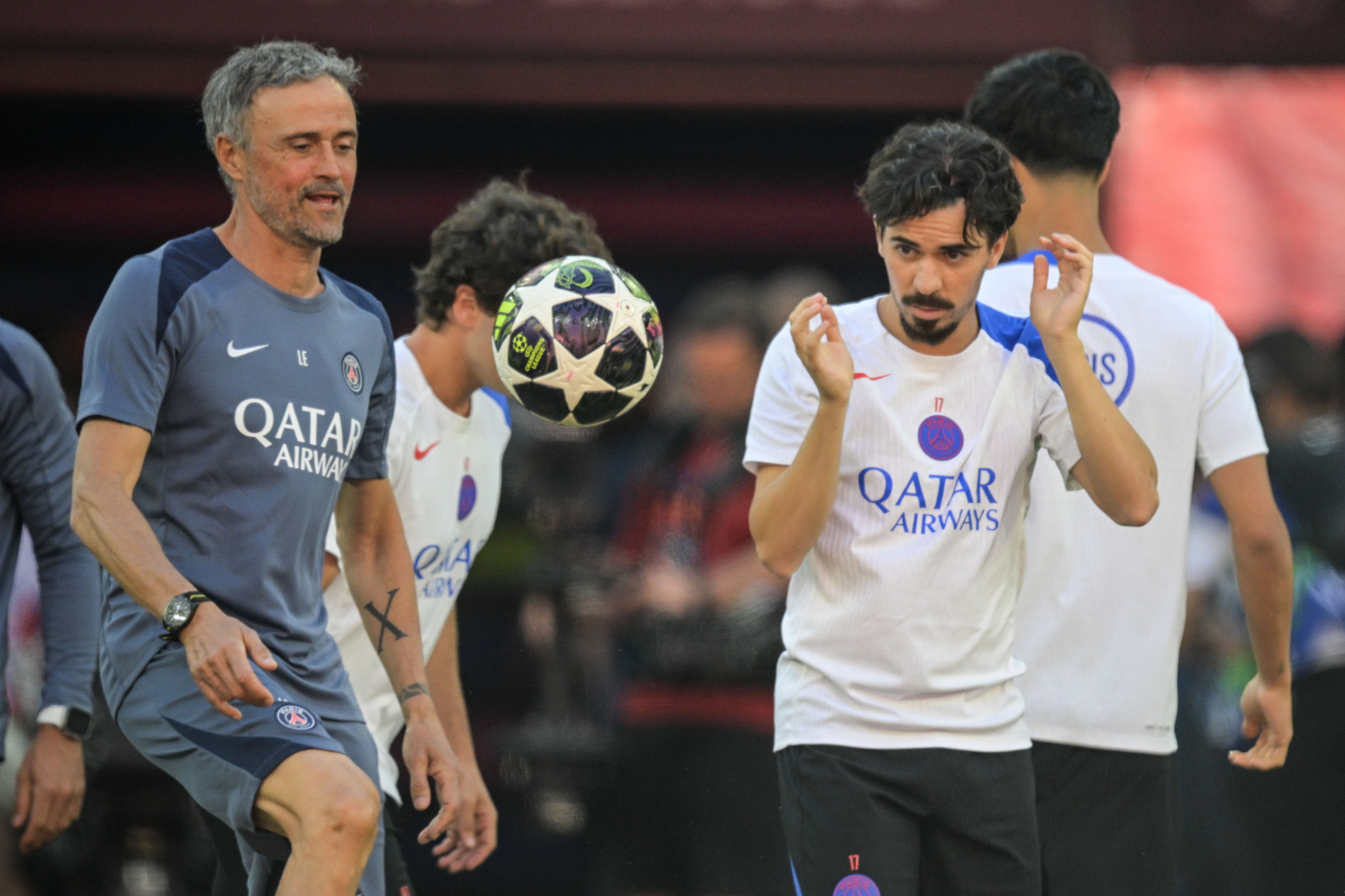 Luis Enrique y Vitinha, en el entrenamiento del PSG.