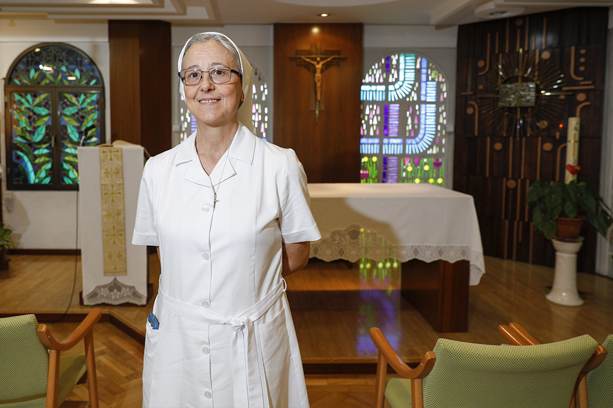 Cristina Calero, Hermana de la Caridad, en la capilla de la residencia de ancianos.