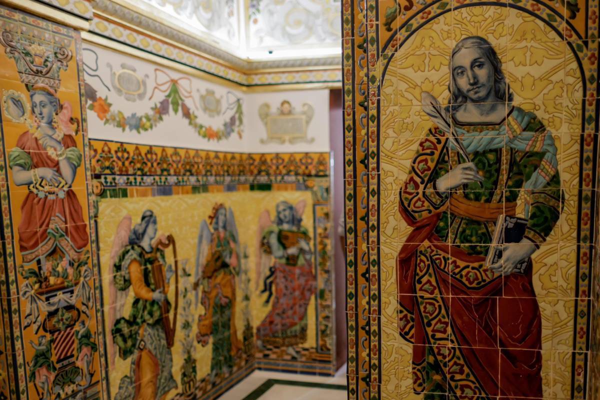 Camarín de la Virgen de la Esperanza de Triana, en la Capilla de los Marineros de Sevilla