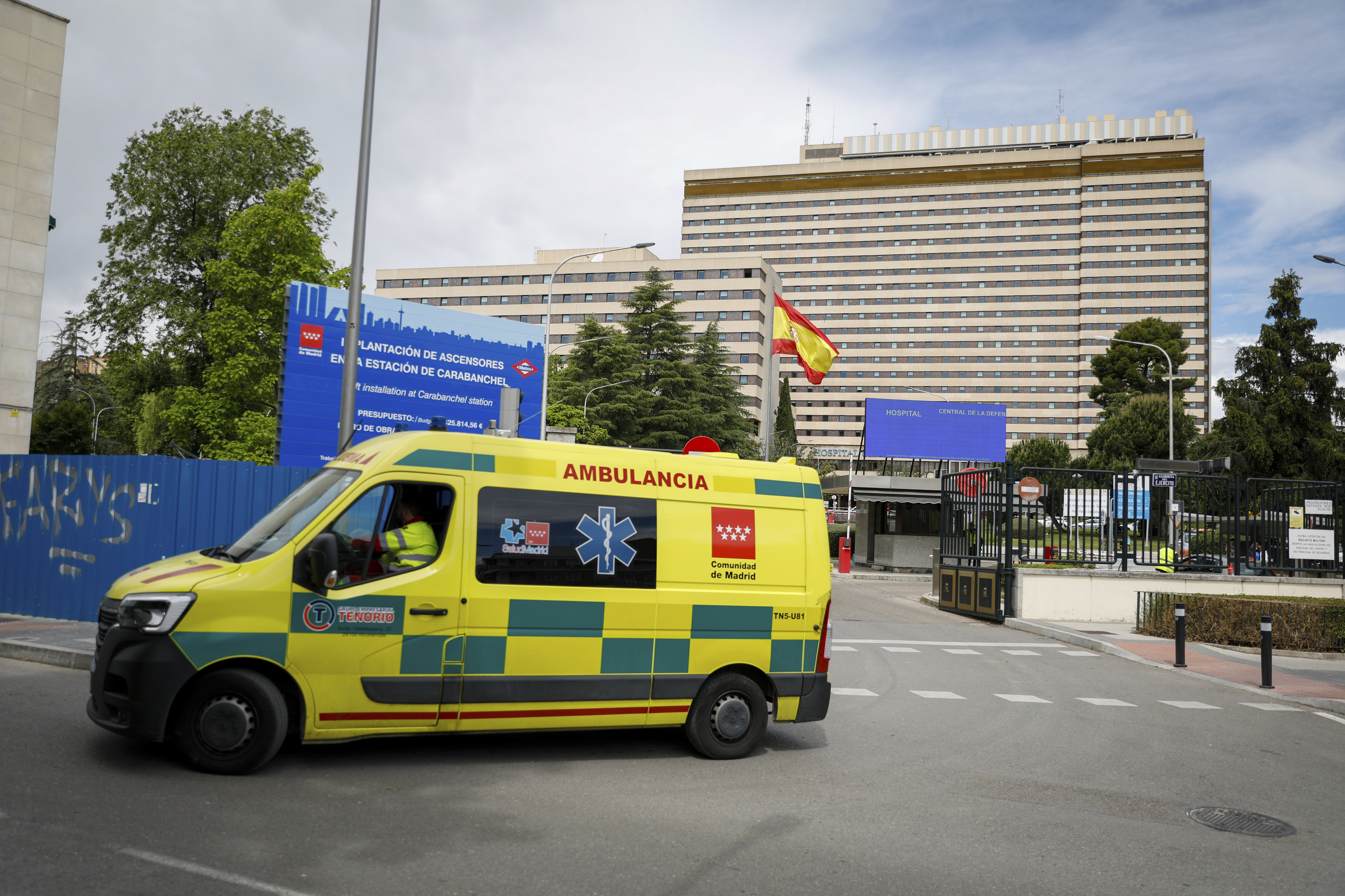 Salida de un ambulancia del Hospital Central de la Defensa Gómez Ulla (Madrid).