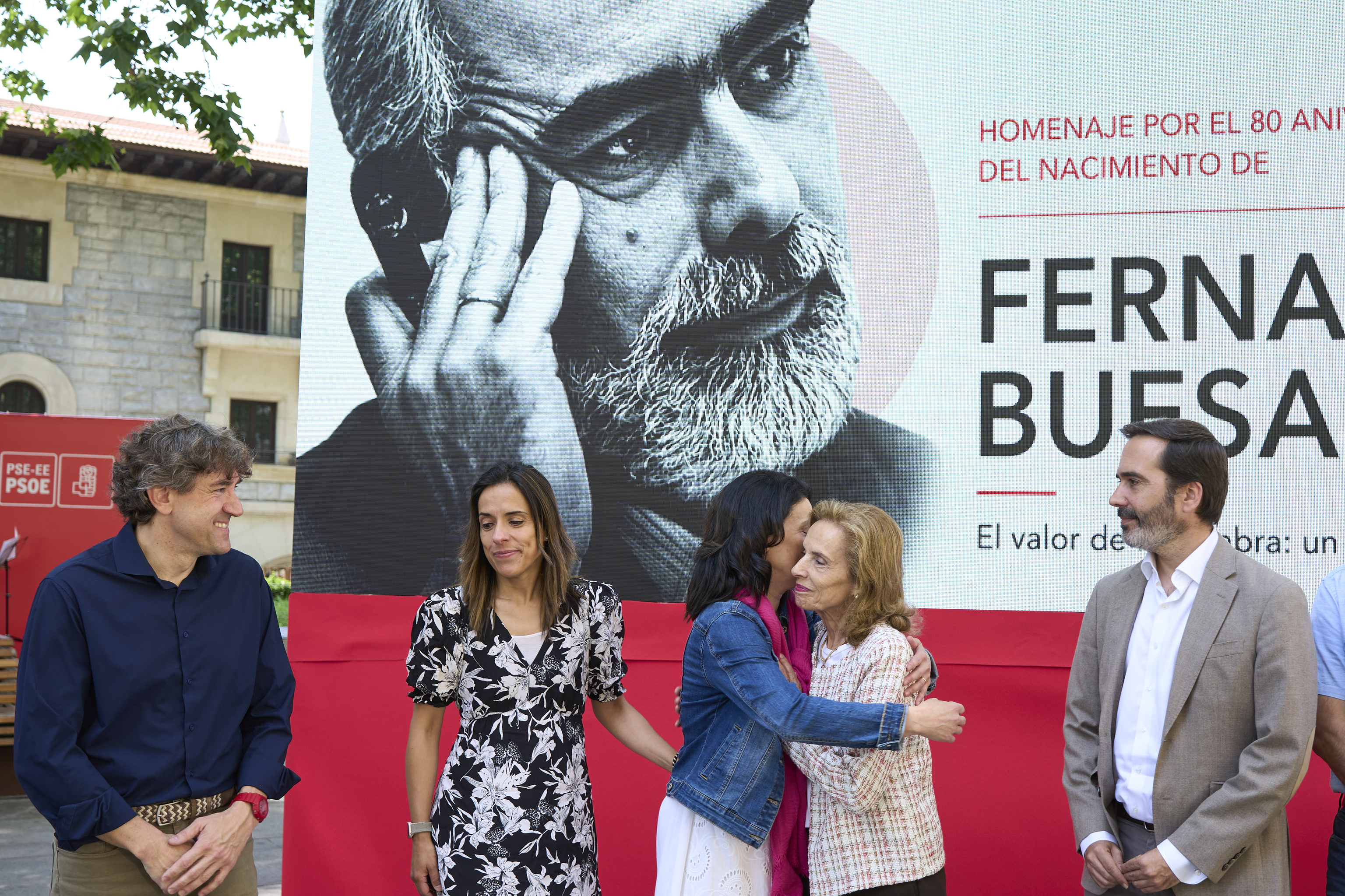 Eneko Andueza y Javier Hurtado junto a la viuda y las hijas de Fernando Buesa en el homenaje celebrado hoy en Vitoria.