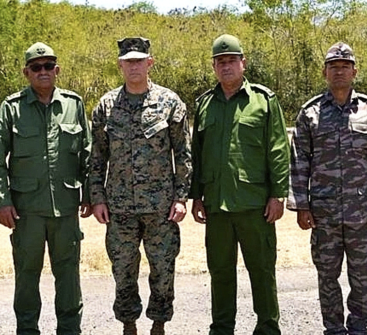 El general de EEUU Francis L. Donovan, jefe del Comando Sur, en una cumbre militar con el general cubano Roberto Legrá Sotolongo en la base de Guantánamo.