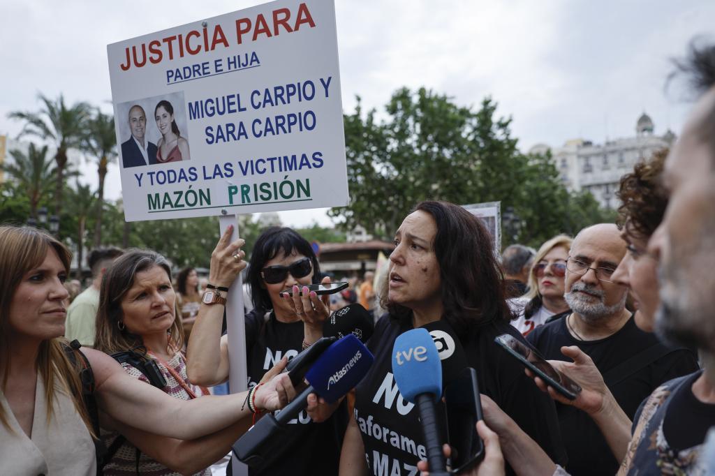 Maril� Gradol�, portavoz de una de las asociaciones de v�ctimas, al inicio de la protesta este s�bado.
