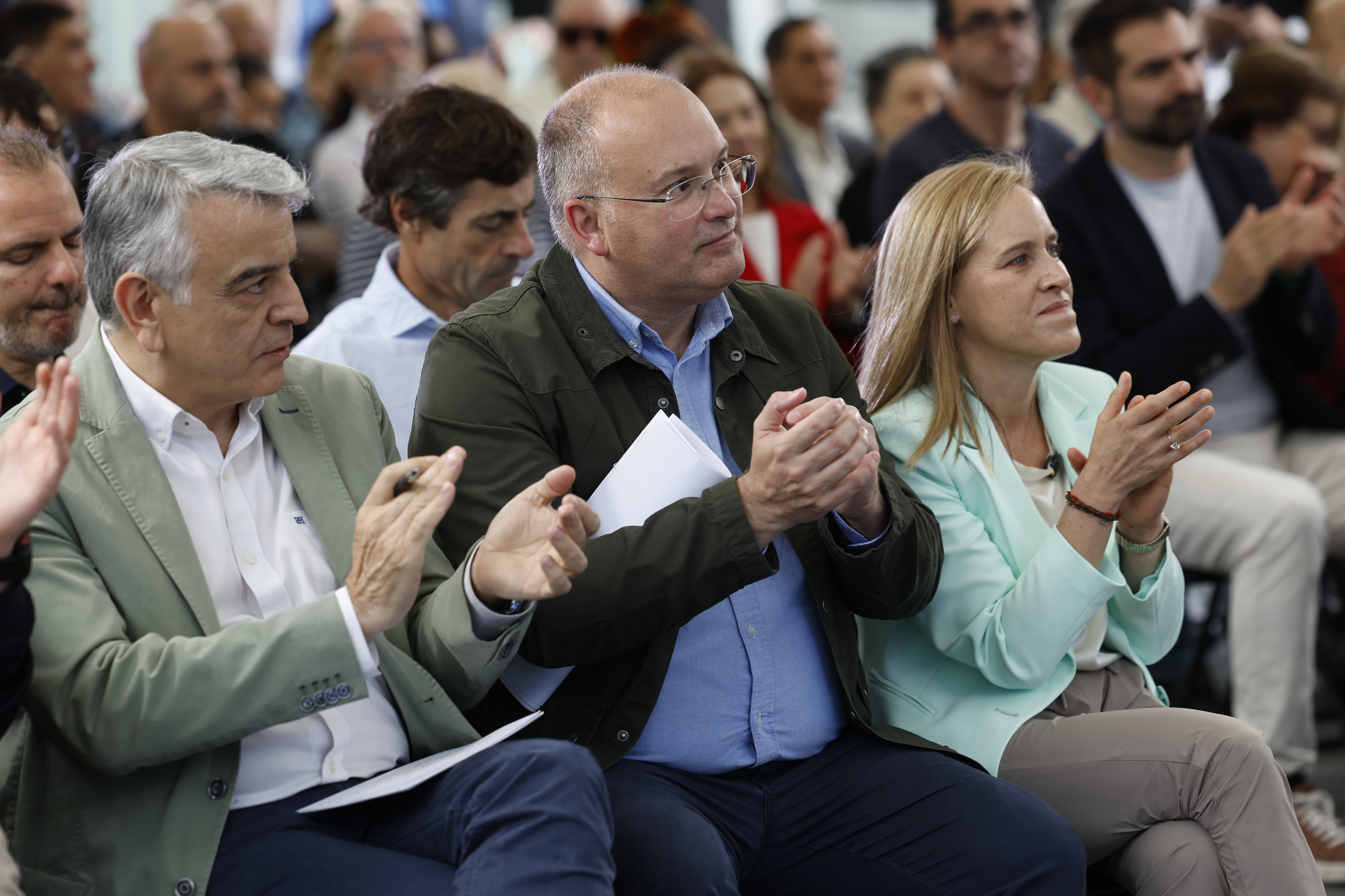 El secretario general del PP, Miguel Tellado, y el presidente de la formación en el País Vasco, Javier de Andrés en un mitin-fiesta del partido en la céntrica plaza Indautxu de Bilbao