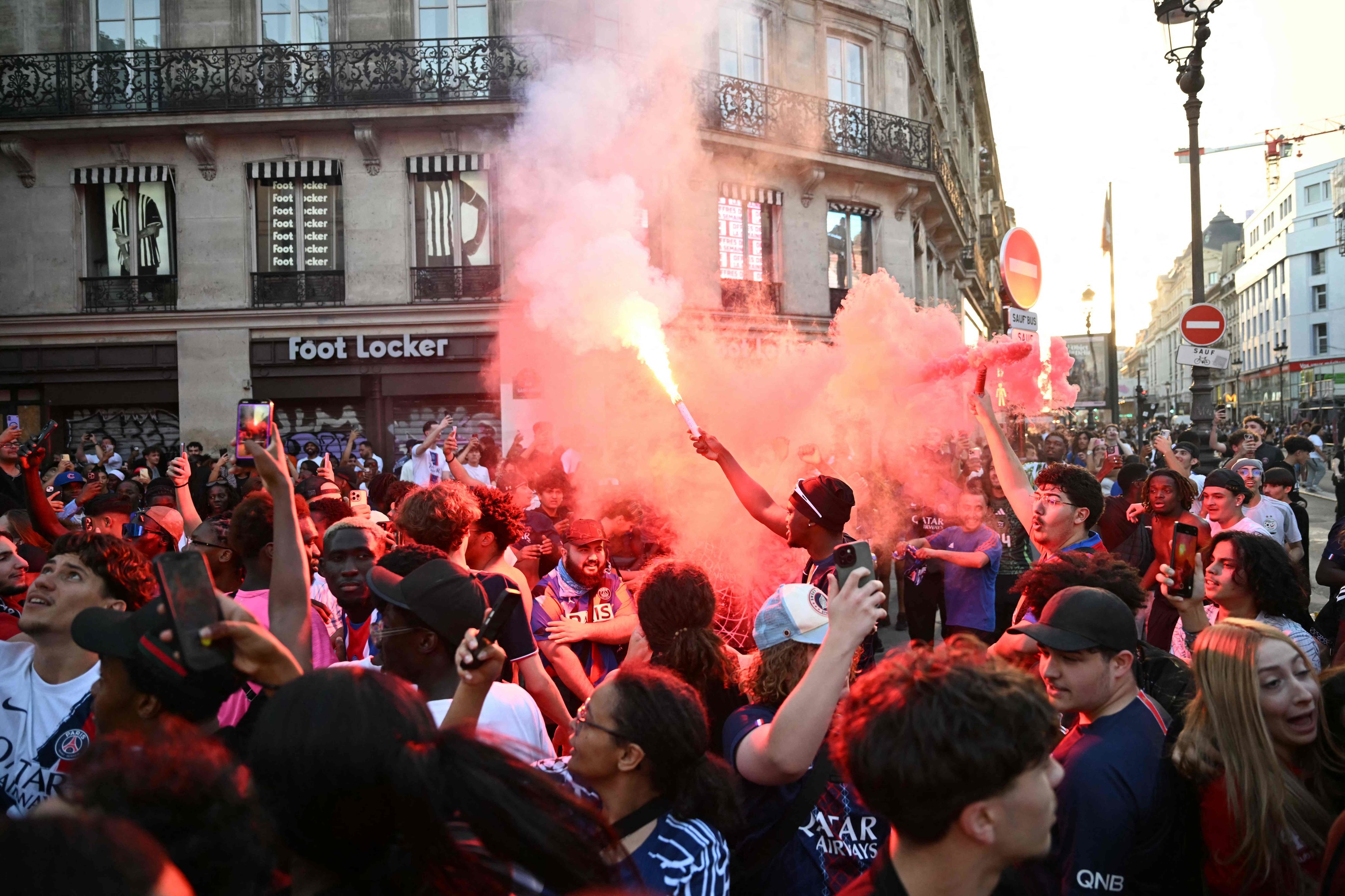 Aficionados franceses celebran en las calles de Par�s.
