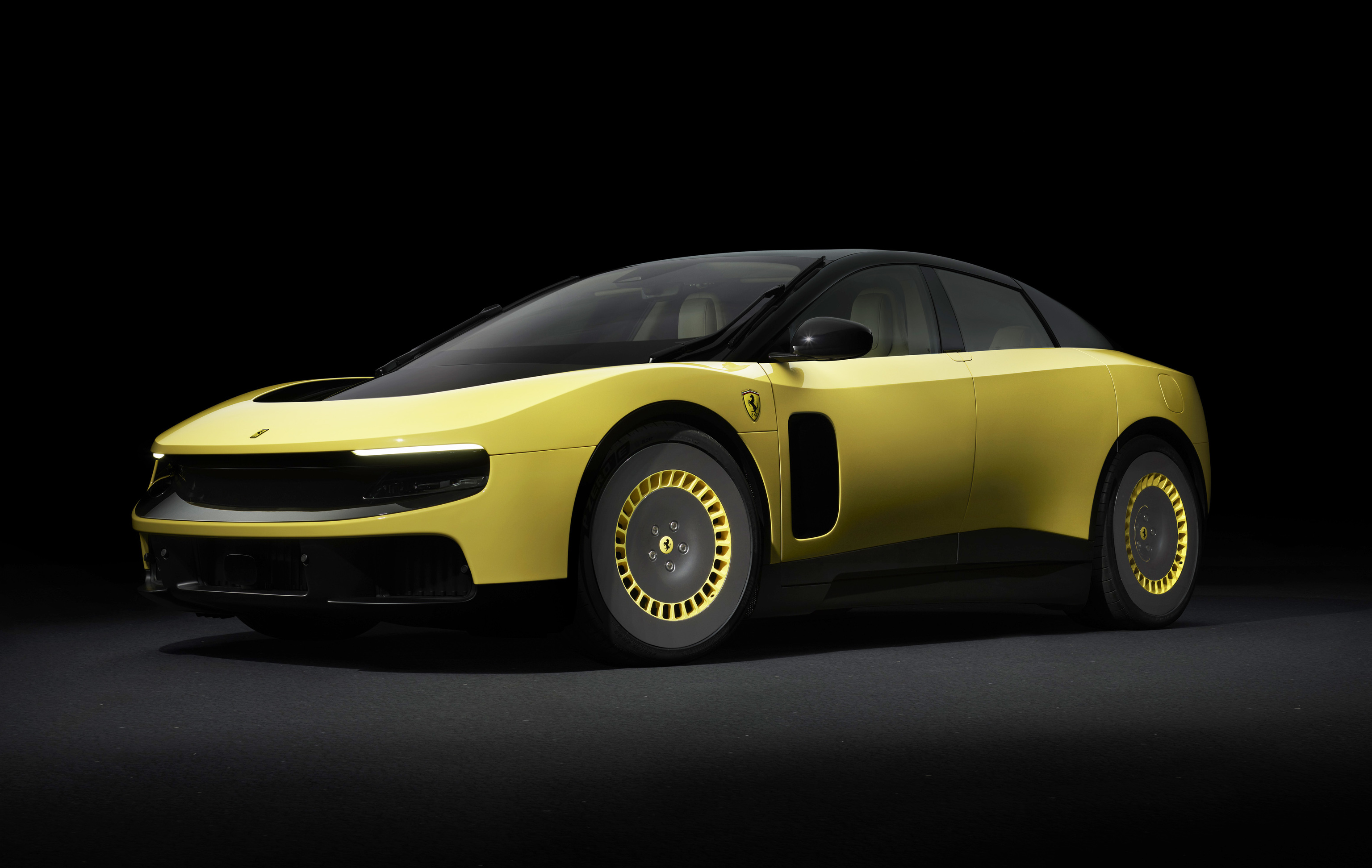 FERRARI LUCE. Mide 5,03 metros y es el primer eléctrico de la marca. También su primer coche de cinco plazas. Tiene un motor por rueda, con 1.050 CV de potencia conjunta, y la autonomía llega a los 530 kms. En su creación ha participado Sir Jony Ive, el legendario diseñador de Apple. Su precio es de 550.000 euros y llegará a final de año.