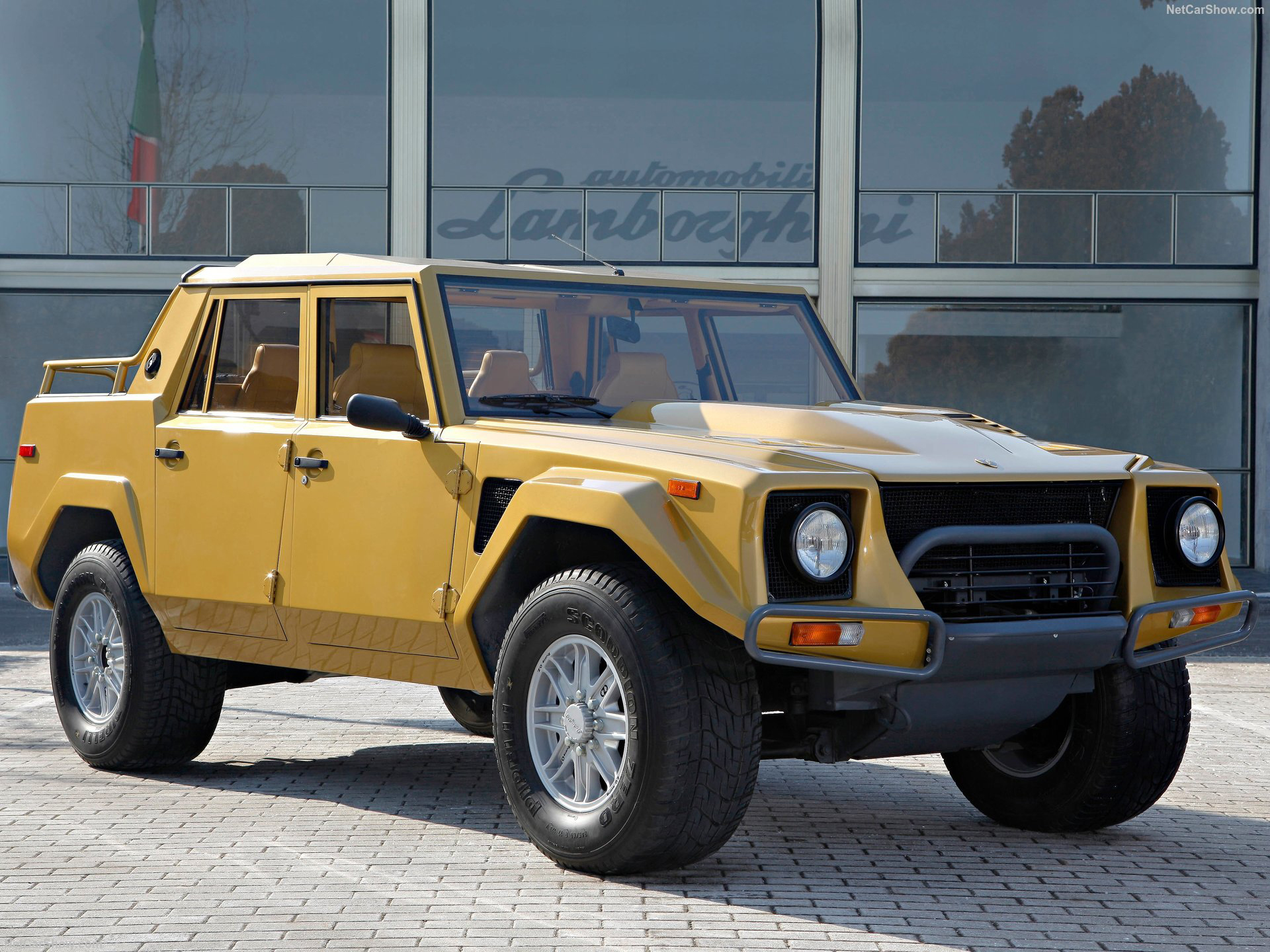 LAMBORGHINI LM 02. Tuvo su origen en un proyecto militar fallido y terminó siendo un bestial todoterreno para árabes ricos. Su motor V12 con hasta 450 CV gastaba tanto que hubo que montar un depósito de 290 litros. Entre 1986 y 1993 solo se hicieron 300 unidades del llamado Rambo-Lambo, hoy cotizadísimo: no baja de 400.000¤.
