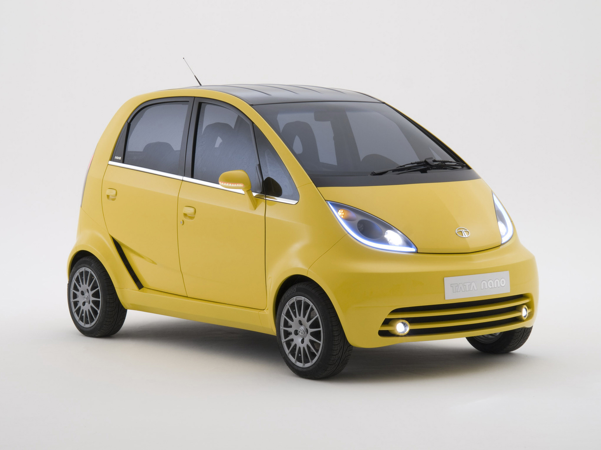 TATA NANO. Quiso ser el coche más barato del mundo: en India, su versión básica, con 33 CV y motor de 624 cc costaba el equivalente a 1.500¤. Se planteó traerlo a Europa, pero era inviable por aspectos como la seguridad. De hecho, en India muchos ardieron por fallos del sistema eléctrico. Estuvo a la venta entre 2009 y 2018.