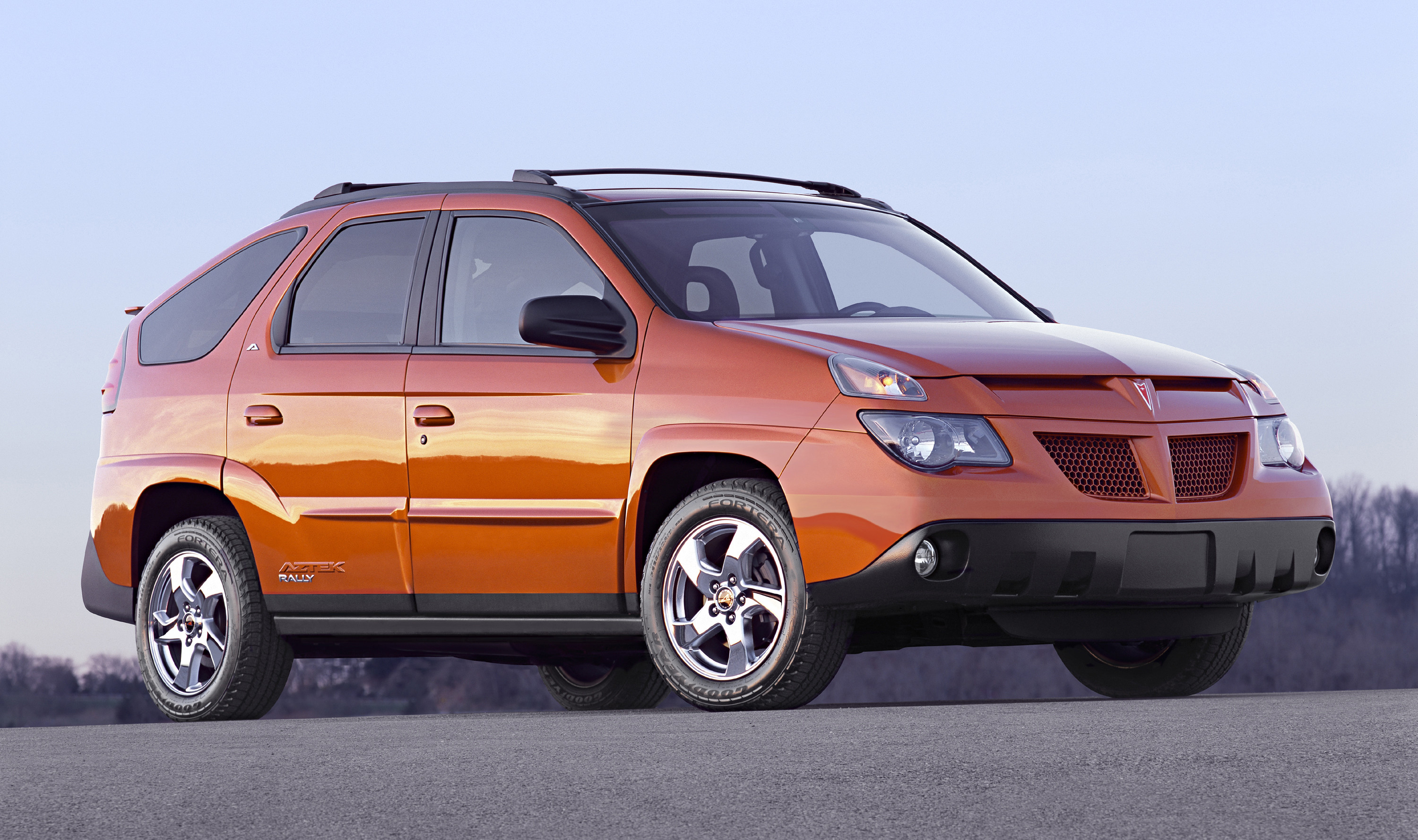 PONTIAC AZTEK. Da igual quien y donde haga una lista de coches feos o poco agraciados. En todas aparecerá este SUV americano (2001-2005), que se dejó ver en la serie Breaking Bad, pero al que la revista Time le dio dos premios por ser uno de los peores coches, y uno de los peores 50 inventos de todos los tiempos.