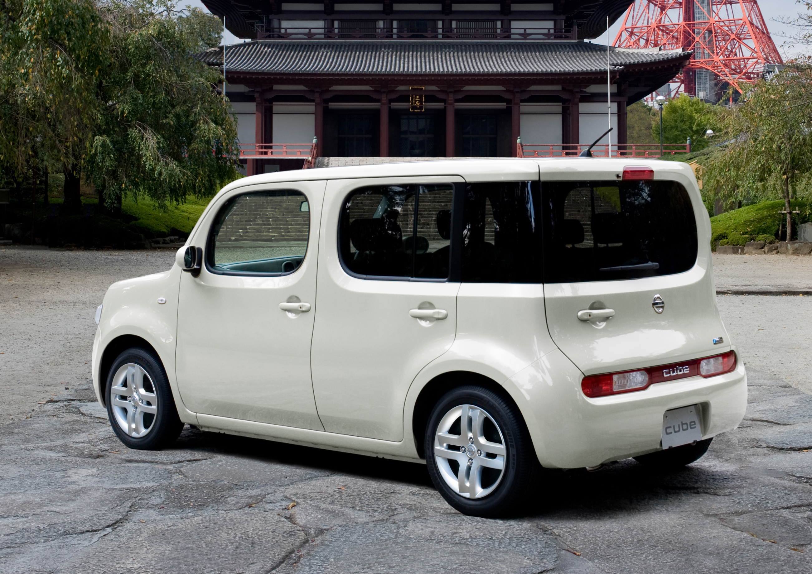 NISSAN CUBE. Era como una caja de zapatos con ruedas y ventanas asimétricas, pero daba una lección de aprovechamiento interior. Producido entre 1998 y 2018, fue objeto de culto en Japón y a Europa sólo llegó su tercera generación, con mínimo éxito. Su diseñador dijo que hizo la zaga inspirándose en el trasero de Jeniffer López...