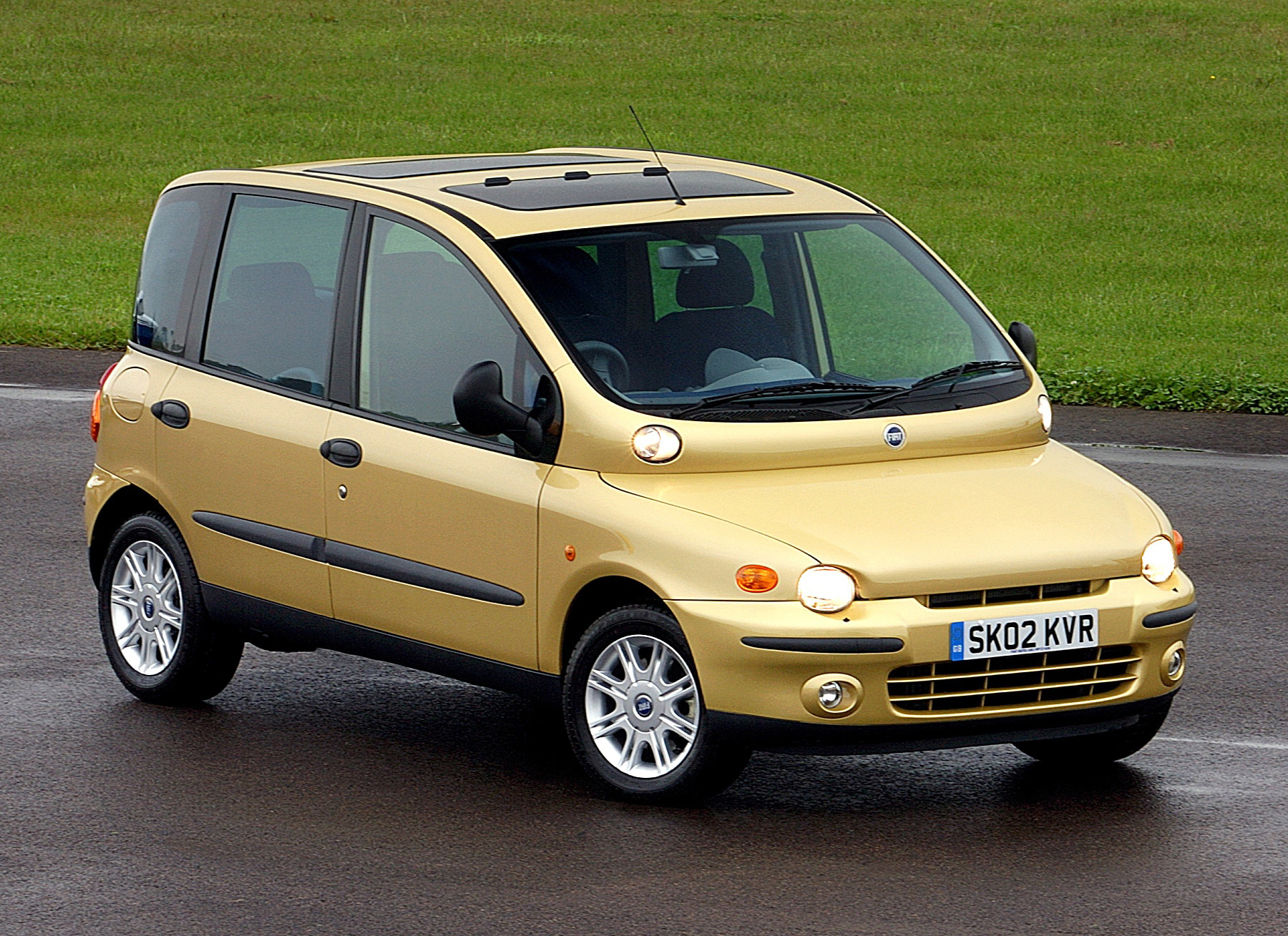 FIAT MULTIPLÀ. El mejor ejemplo de cómo un nefasto diseño puede destrozar un gran producto. En solo 3,99 metros (como un utilitario) hacia sitio para seis personas y mucho equipaje. Además, andaba muy bien. Su segunda generación fue algo más agraciada, pero ya estaba herido de muerte. Se vendió entre los años 1998 y 2010.