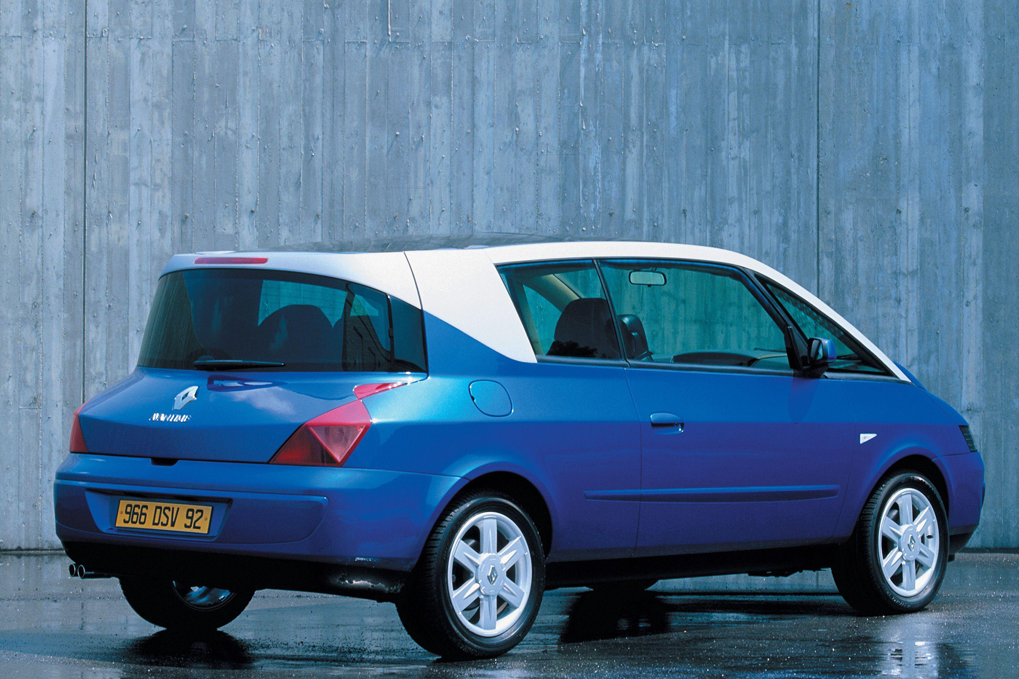 RENAULT AVANTIME. Como su nombre indica, quería adelantarse a su tiempo. El problema fue la fórmula, mezcla de monovolumen y coupé, pero sin pilar central y dos puertas enormes que exigían una cinemática especial para abrirse. Además, la parte trasera era mediocre en espacio y el precio de venta, elevado. Solo existió entre 2001 y 2003.