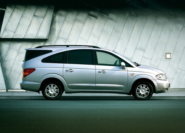 SSANGYONG RODIUS. Lanzado en 2005, era muy difícil que entrara por la vista, pero lo compensaba con sus siete plazas y gran maletero, al nivel de una furgoneta, pero siendo un turismo. Además, contaba con versiones de tracción total. Tuvo una segunda generación en 2013, más asumible estéticamente, y dejo de fabricarse en 2019.